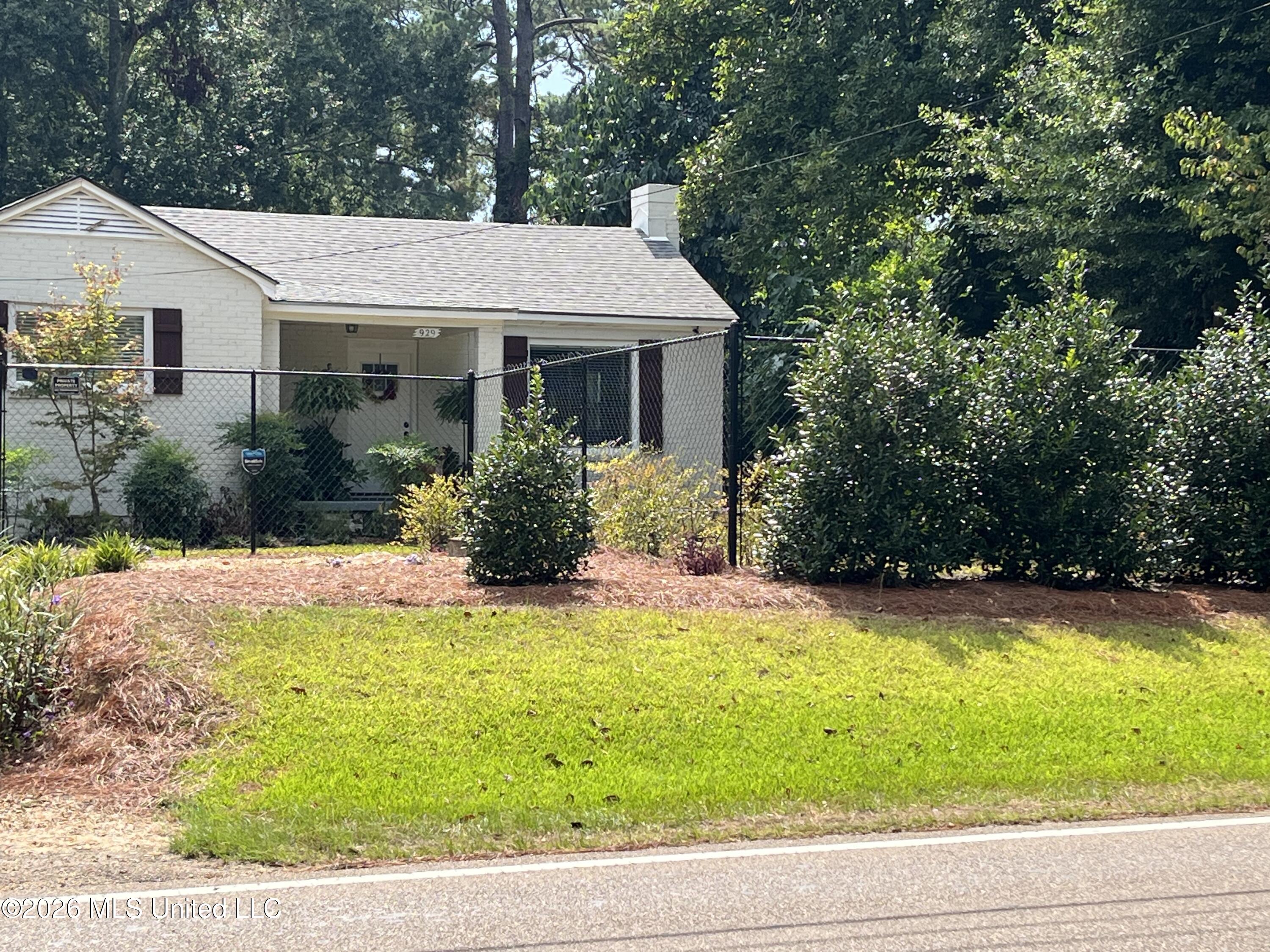 929 Northwest Avenue Property Photo 1