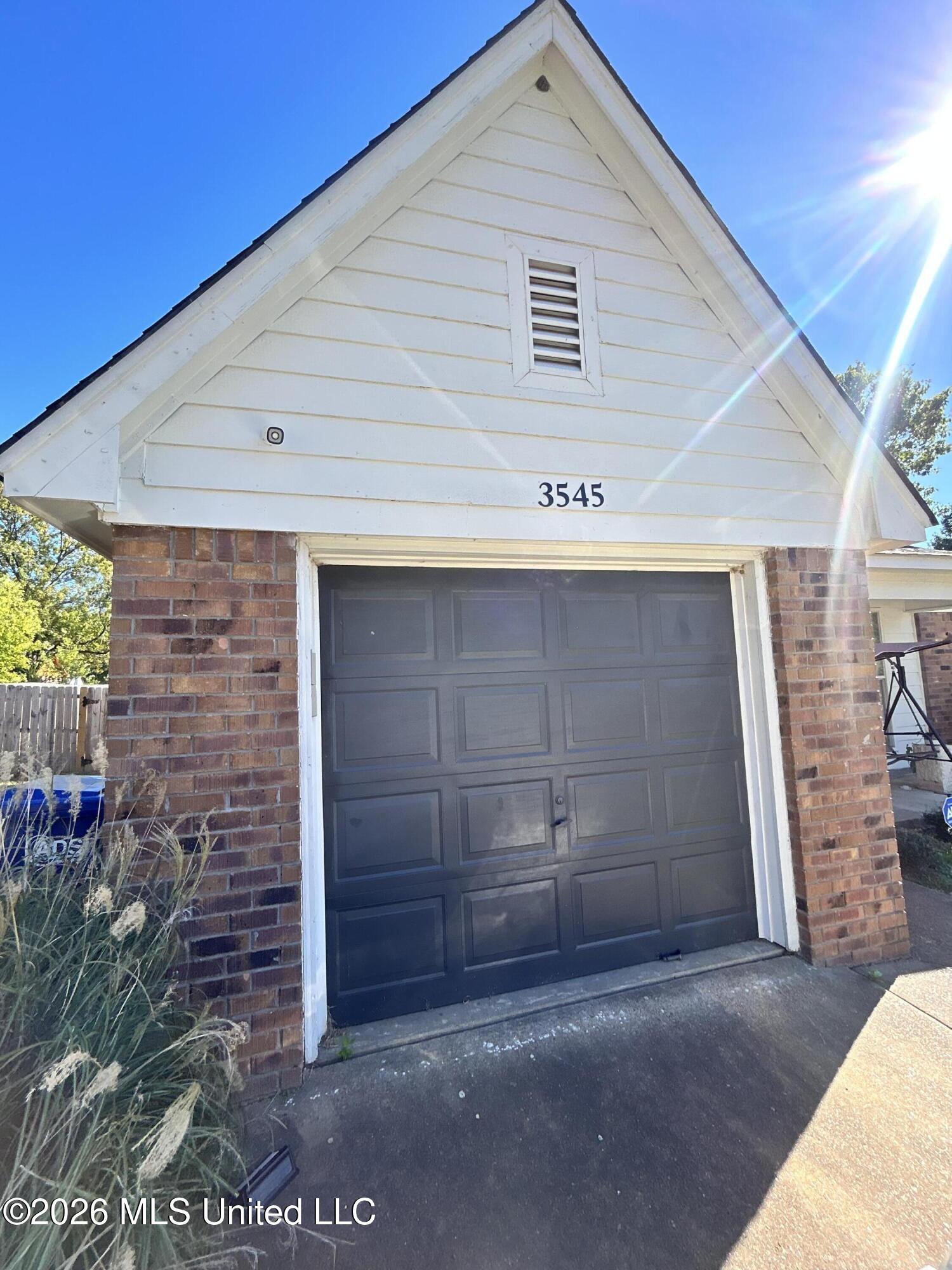 3545 Lakehurst Drive Property Photo 4