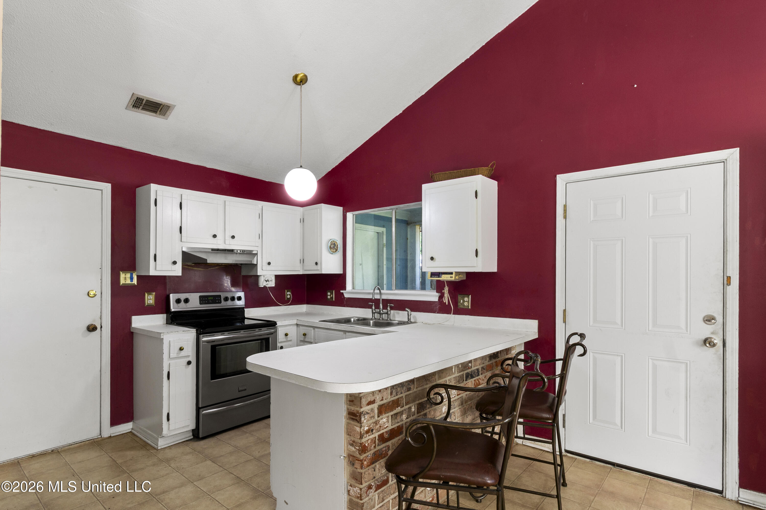2401 Vence Court Property Photo 5