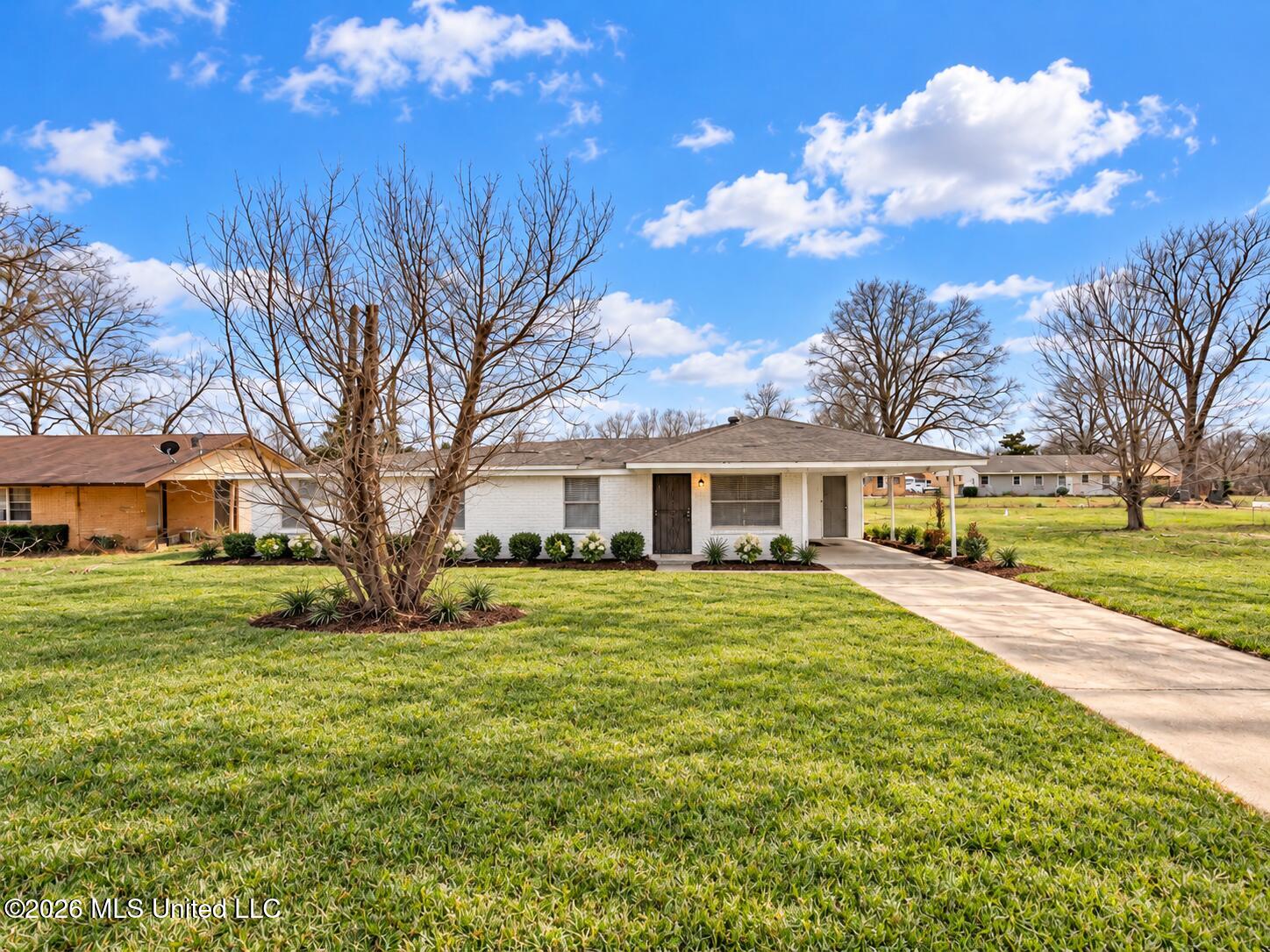 215 Meadowbrook Cove Property Photo 1