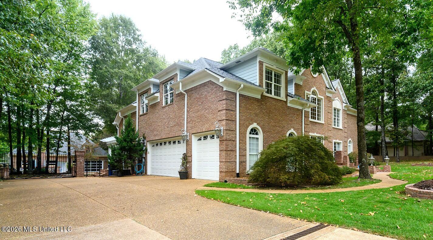 6175 Autumn Oaks Drive Property Photo 3