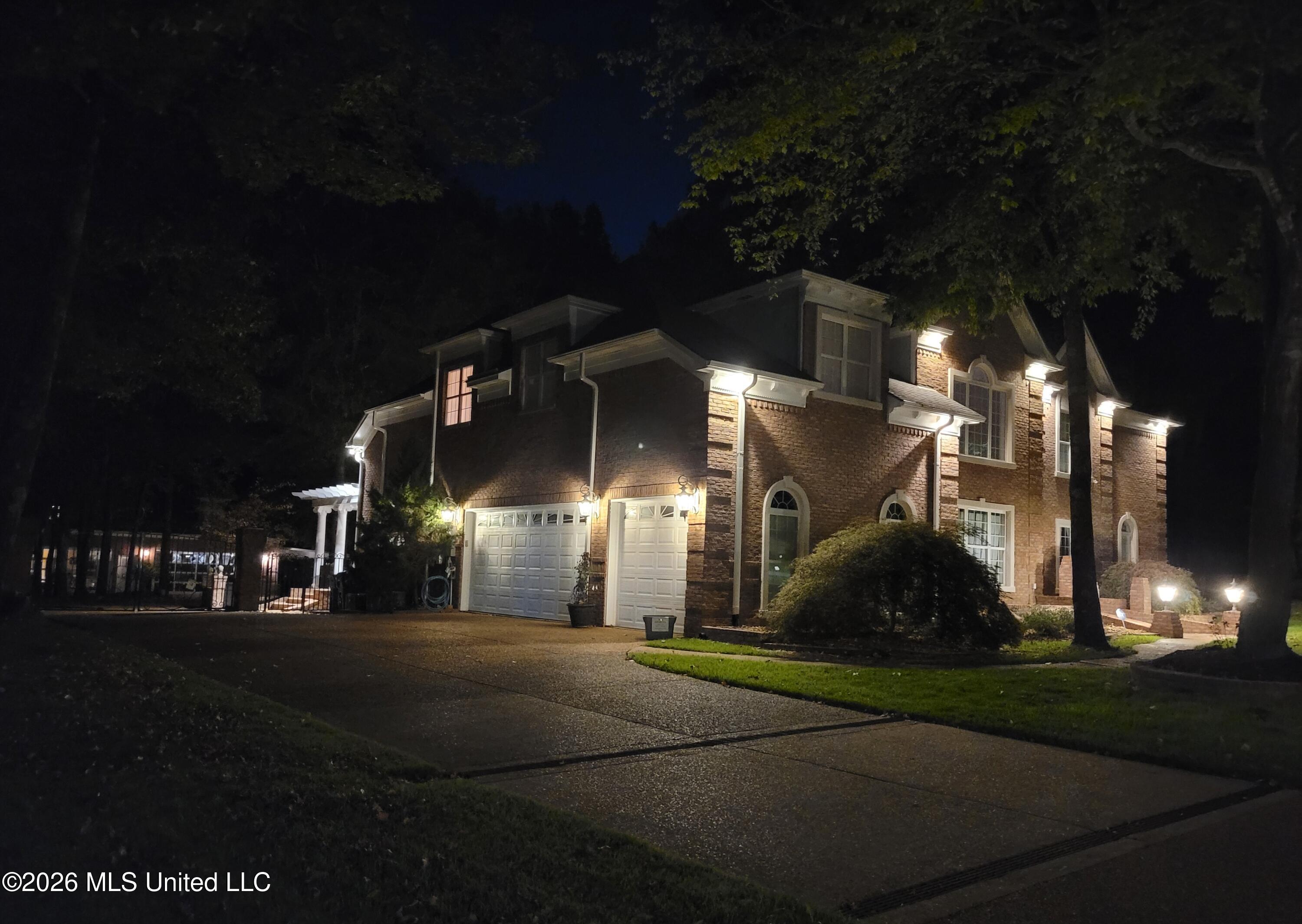6175 Autumn Oaks Drive Property Photo 4