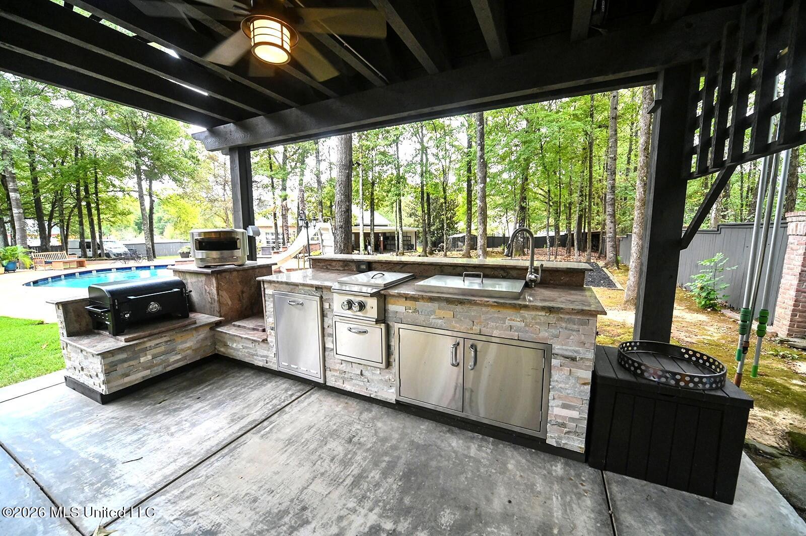6175 Autumn Oaks Drive Property Photo 9
