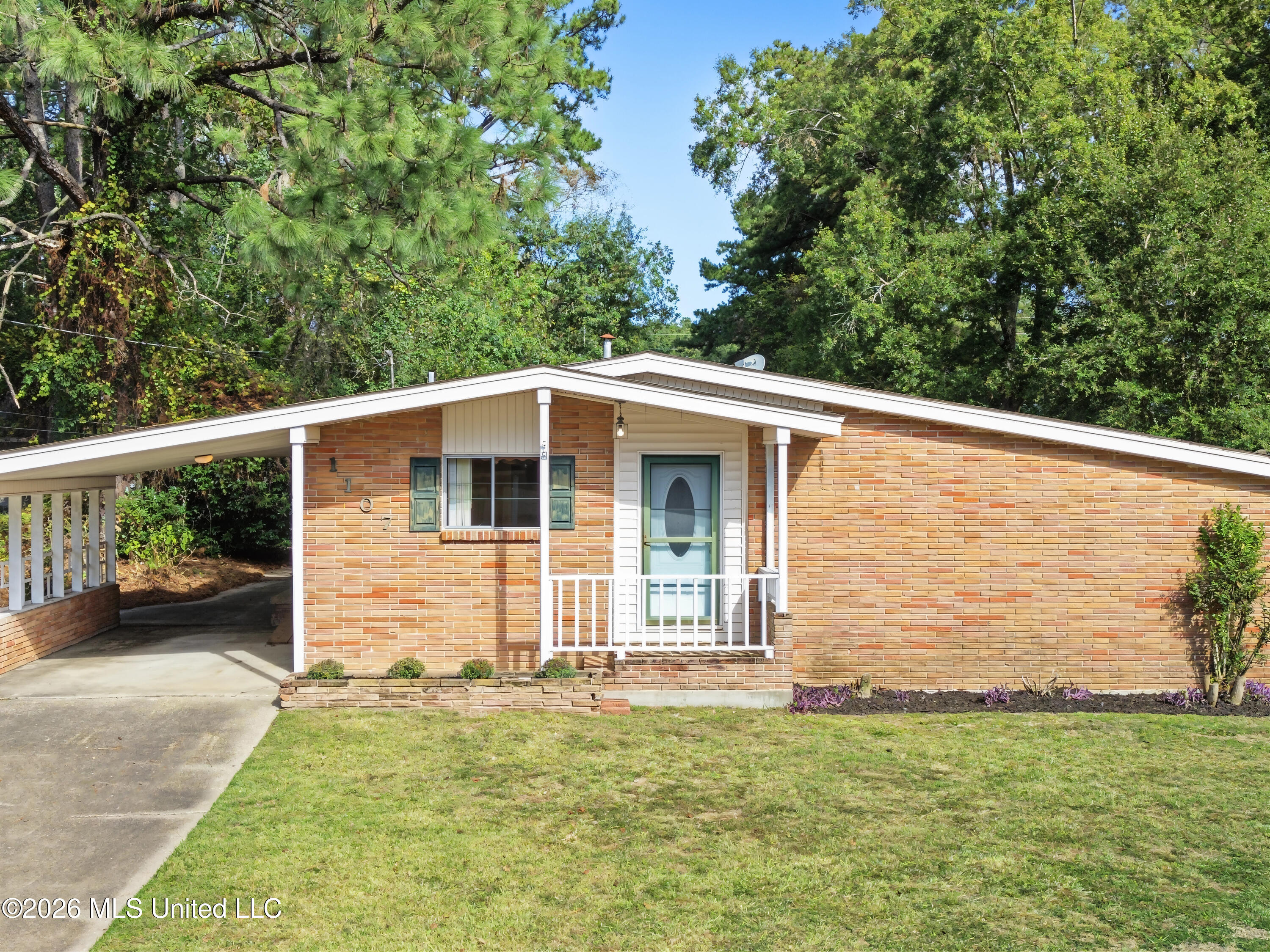 1107 Parkwood Circle Property Photo 1
