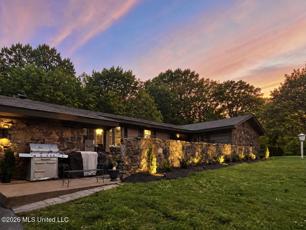 6411 Rolling Hills Drive Property Photo 2