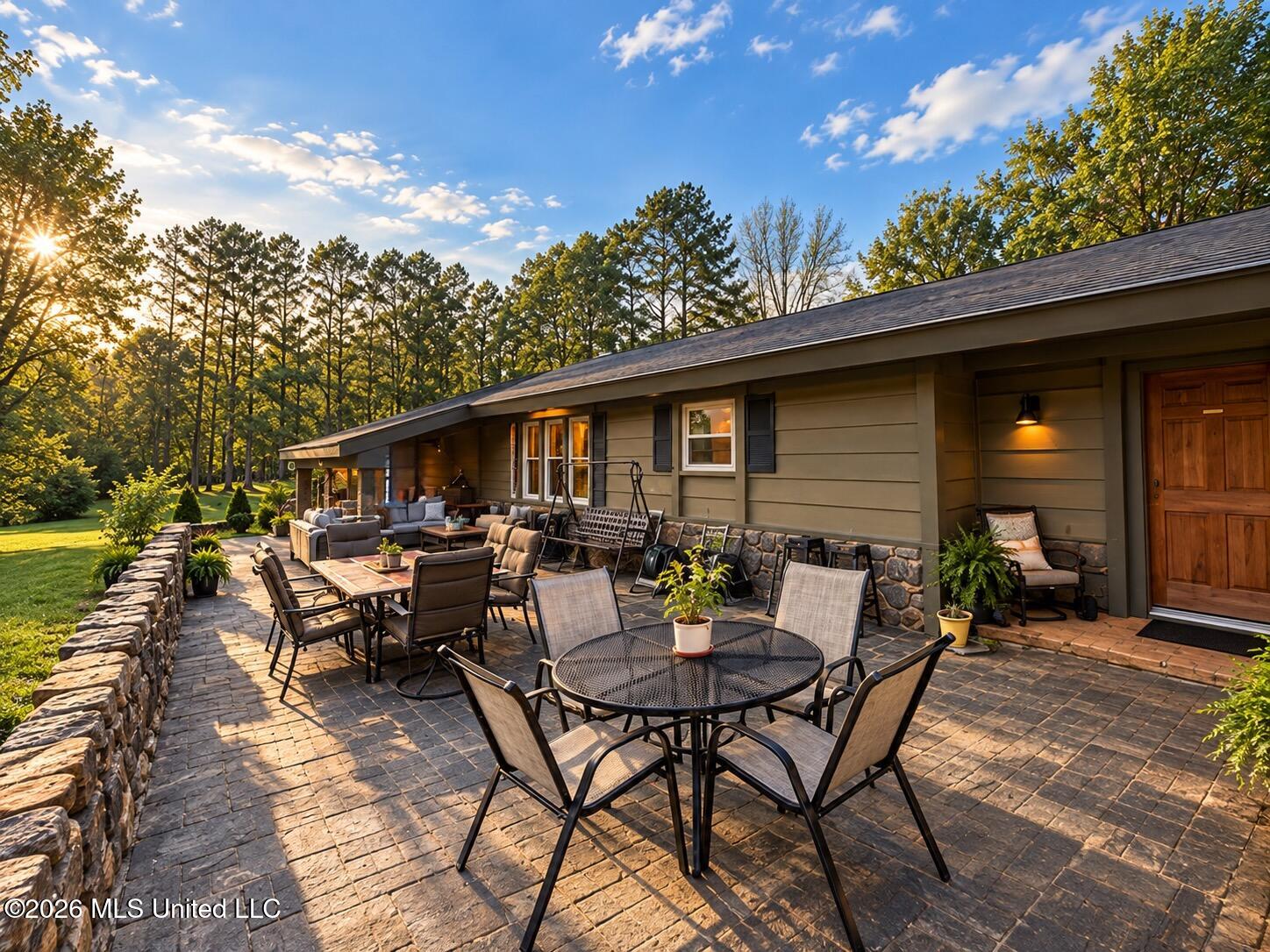 6411 Rolling Hills Drive Property Photo 3