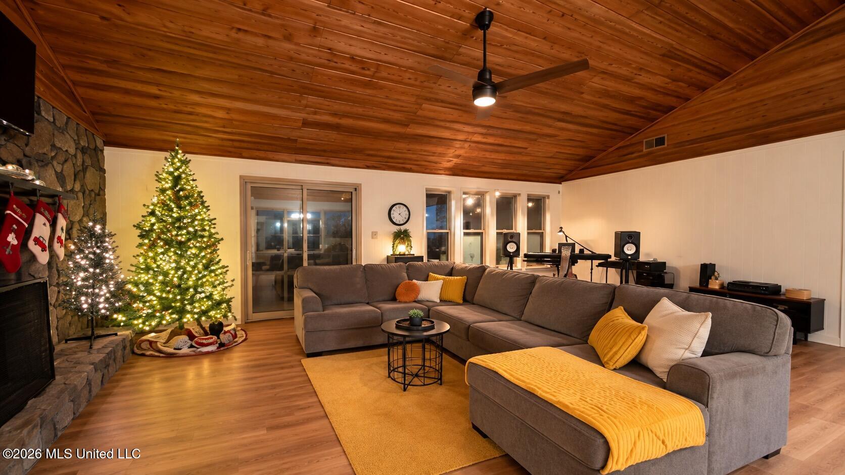 6411 Rolling Hills Drive Property Photo 4