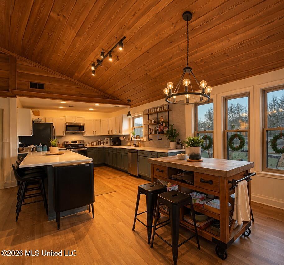 6411 Rolling Hills Drive Property Photo 5