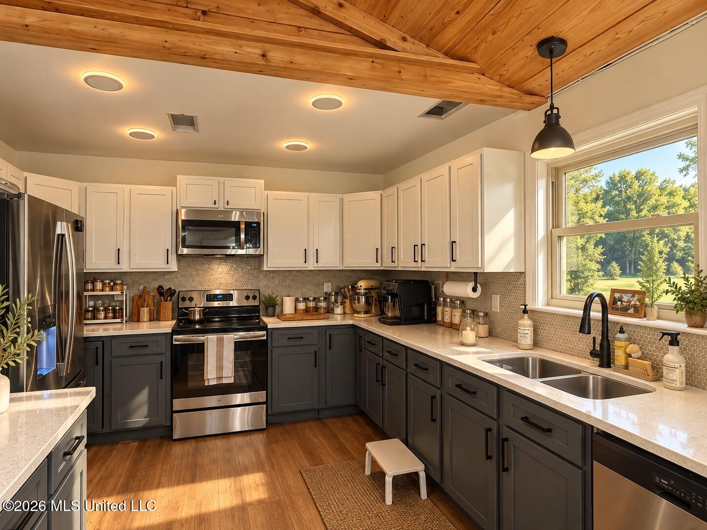 6411 Rolling Hills Drive Property Photo 6