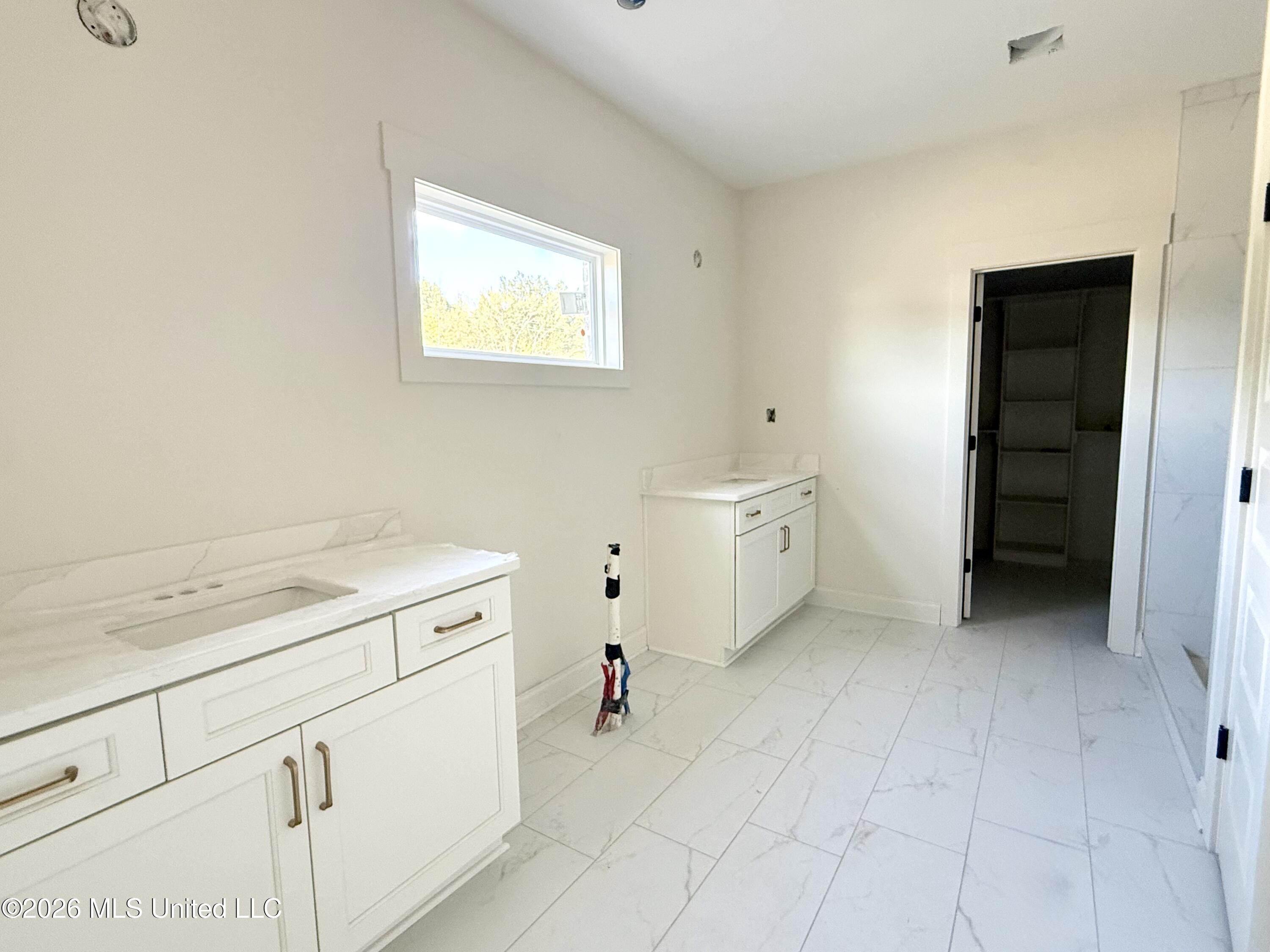 2480 Saint Charles Cove Property Photo 5