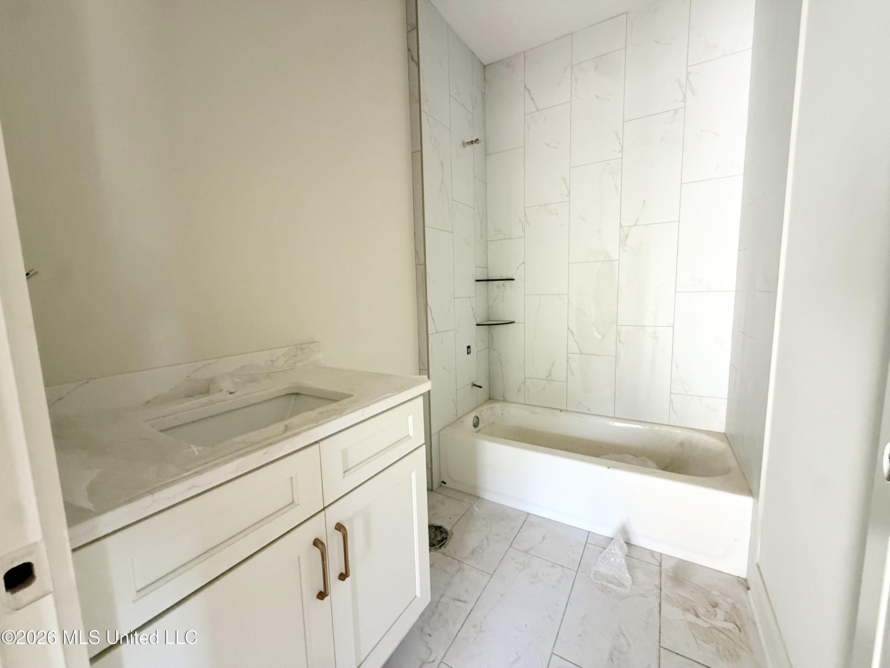 2480 Saint Charles Cove Property Photo 9
