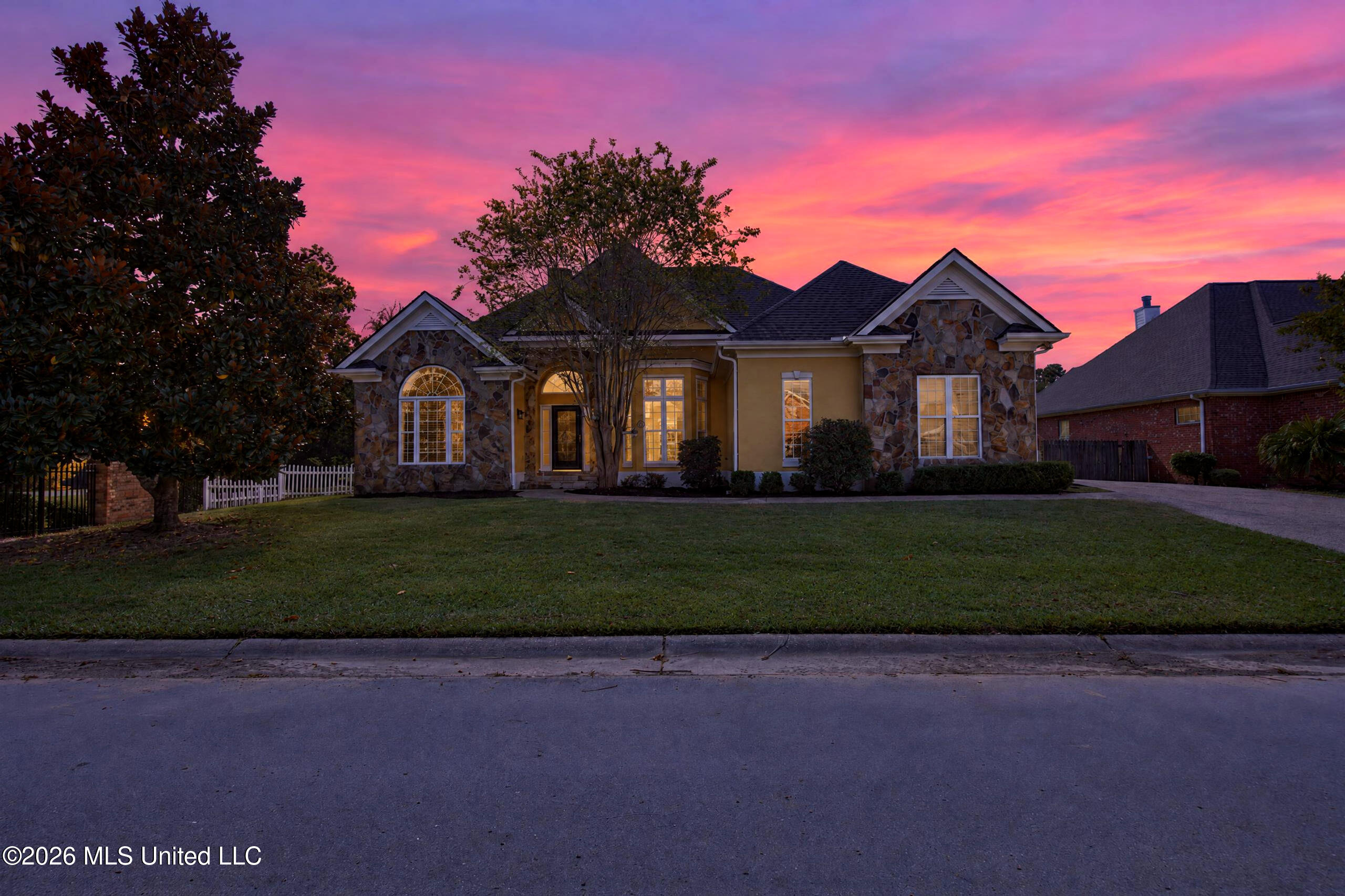 3505 S River Ridge Drive Property Photo 1