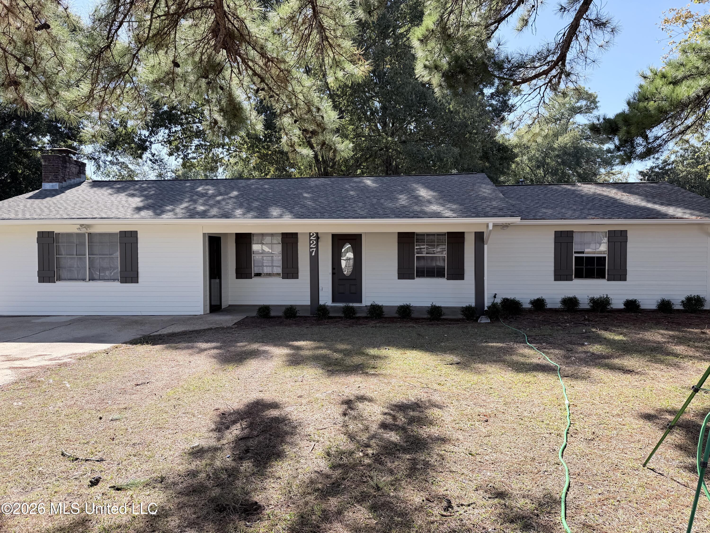 227 E School Street Property Photo 1