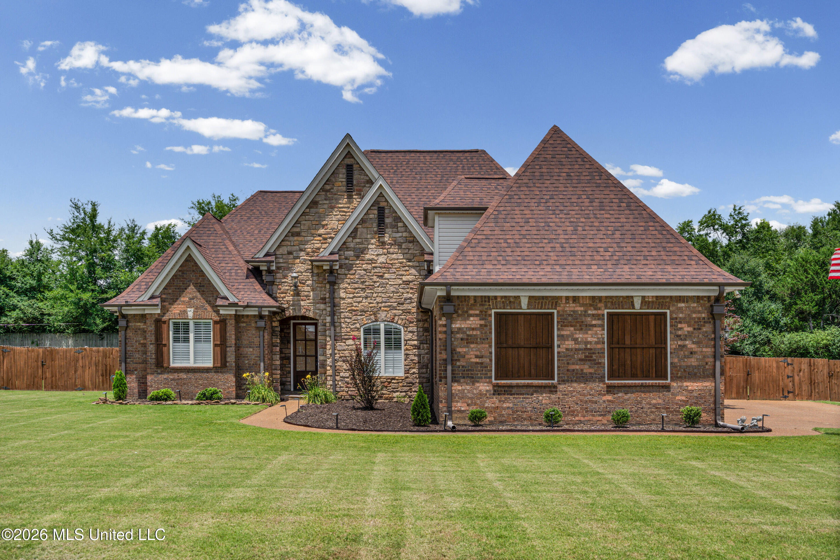 8828 Shallow Creek Drive Property Photo 1