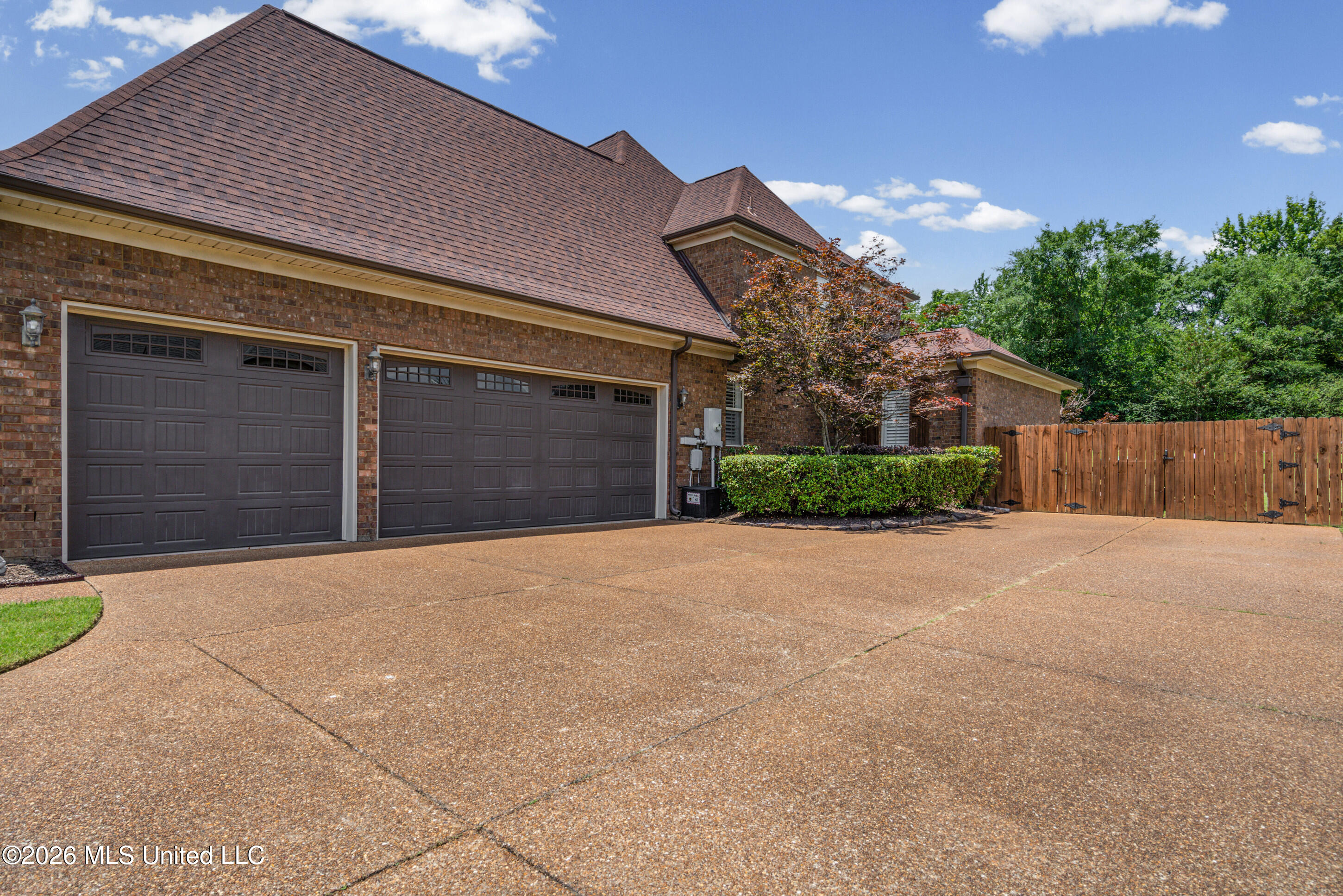 8828 Shallow Creek Drive Property Photo 2