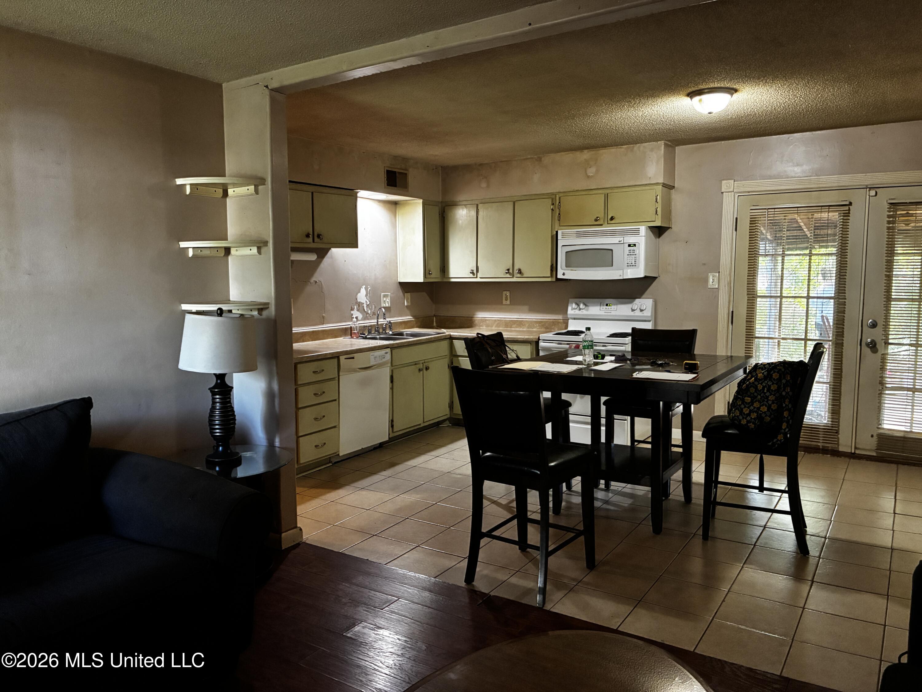 8229 Pinebrook Drive Property Photo 10