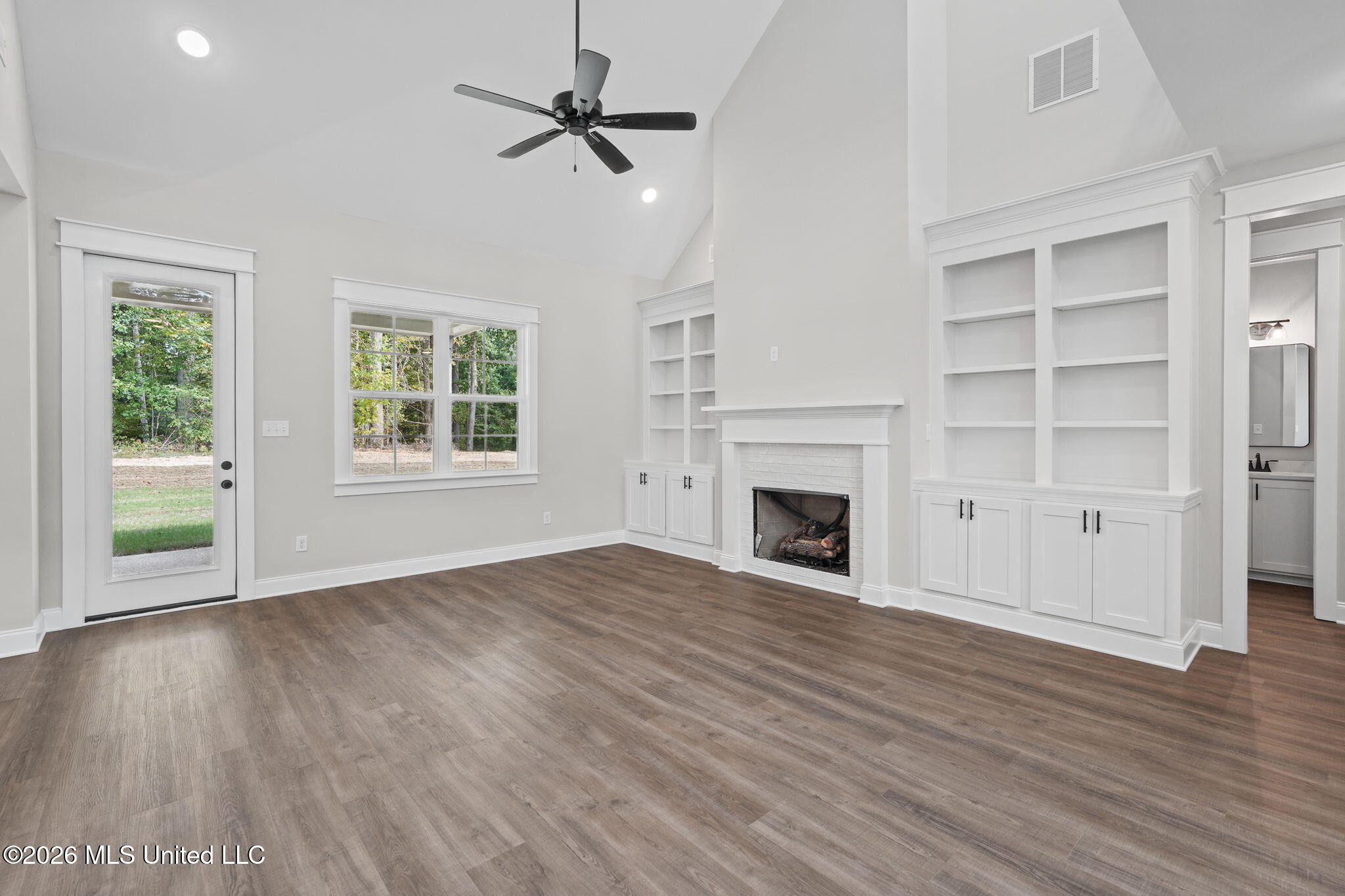 7160 Soaring Oaks Cove Property Photo 3