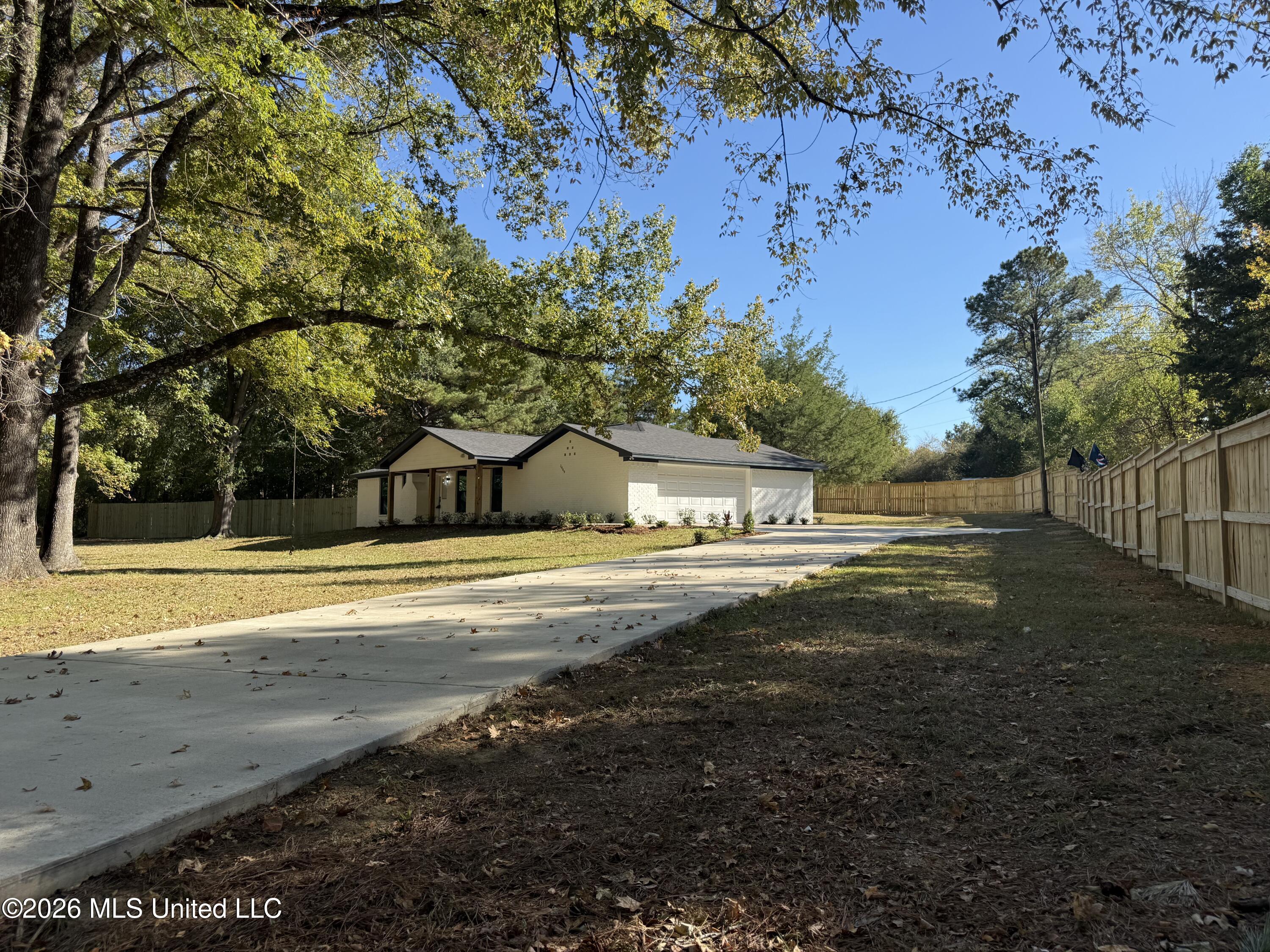2449 W Mountain Creek Road Property Photo 1