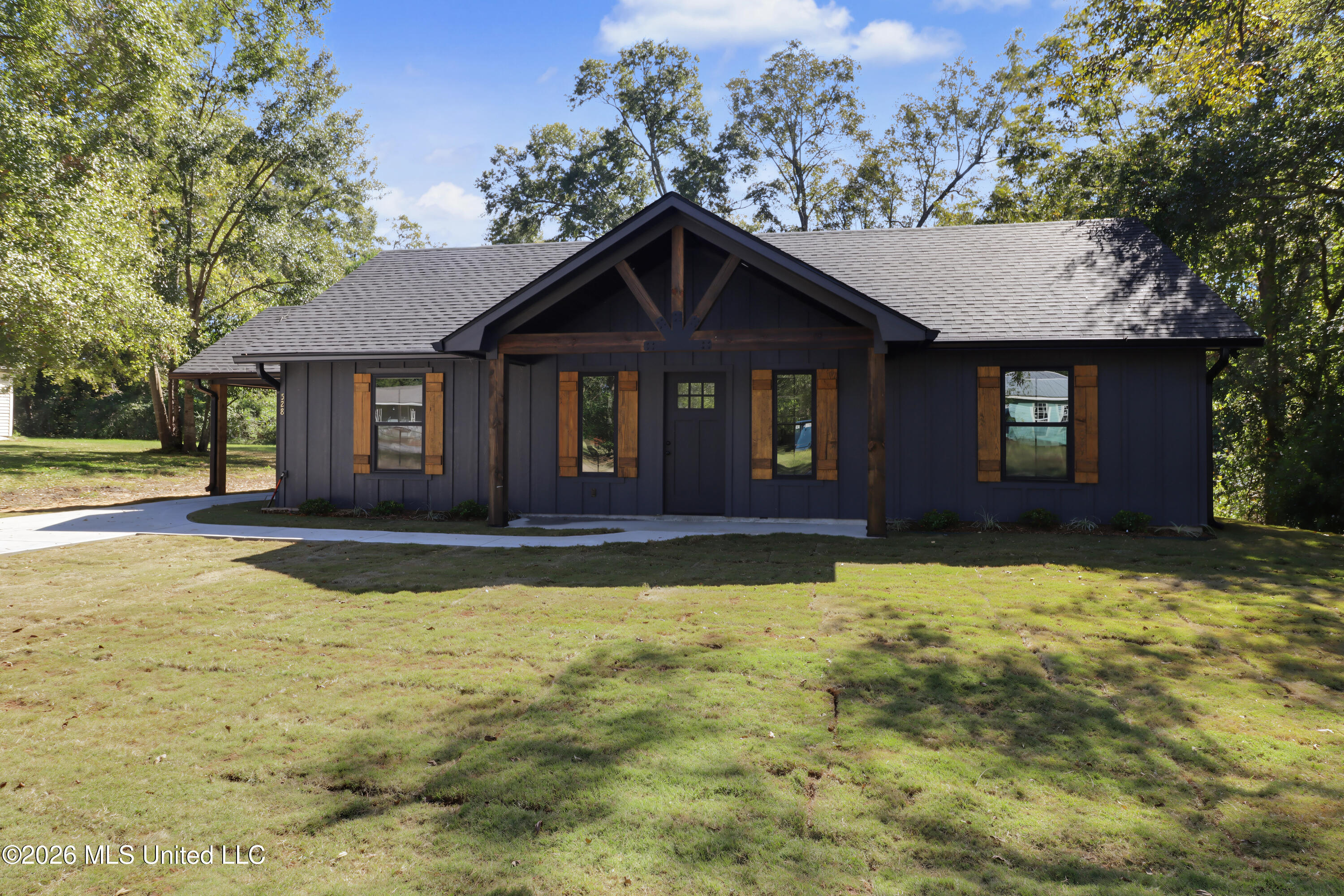 528 E Hatten Avenue Property Photo 1