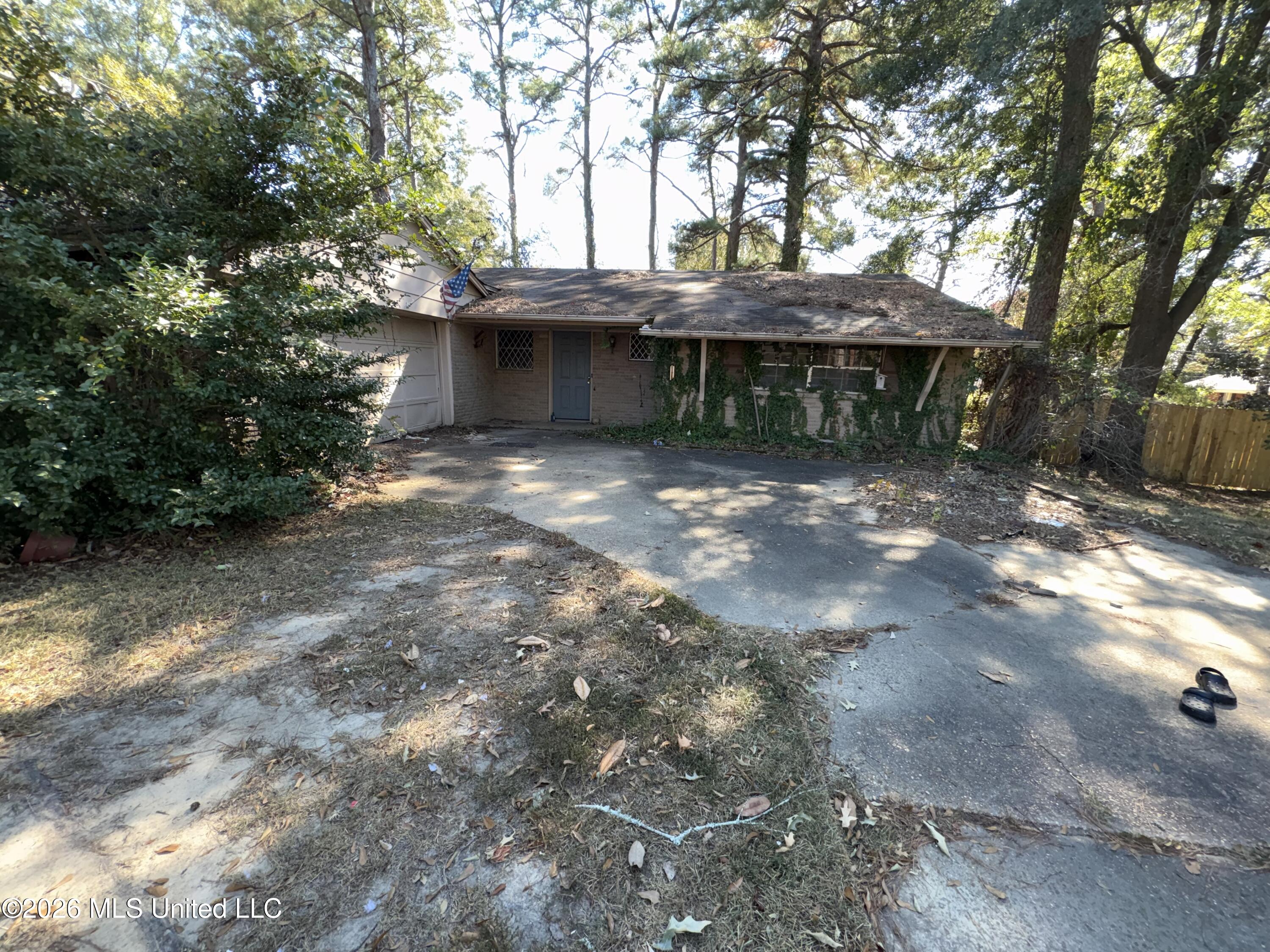 912 W Post Road Property Photo 1