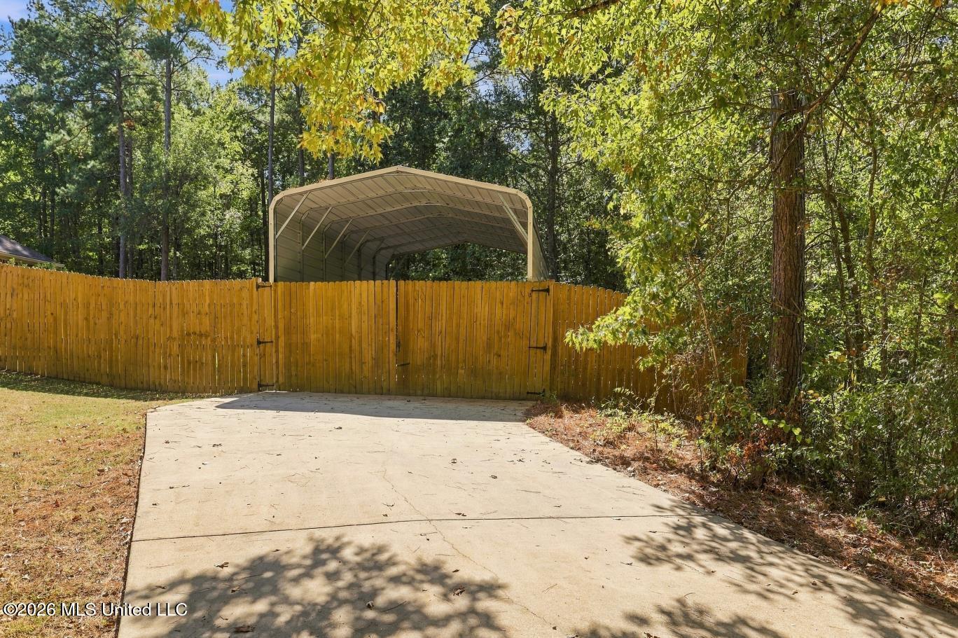 500 Chuck Wagon Drive Property Photo 5