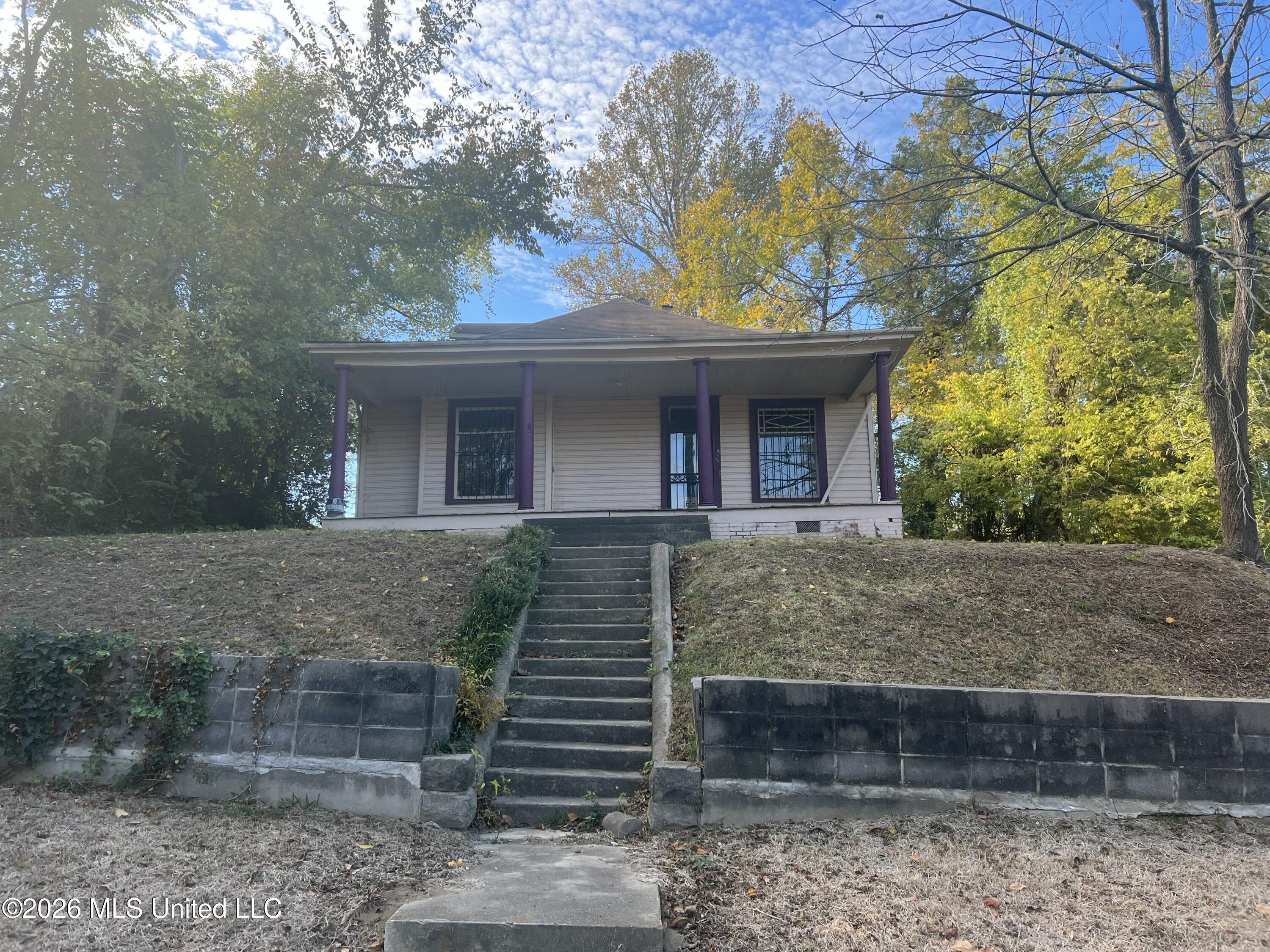 714 E Broadway Street Property Photo 1