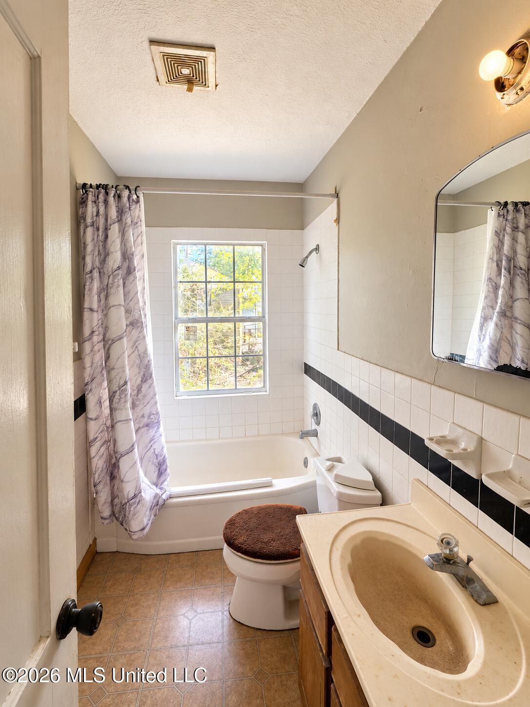 241 Lea Circle Property Photo 9