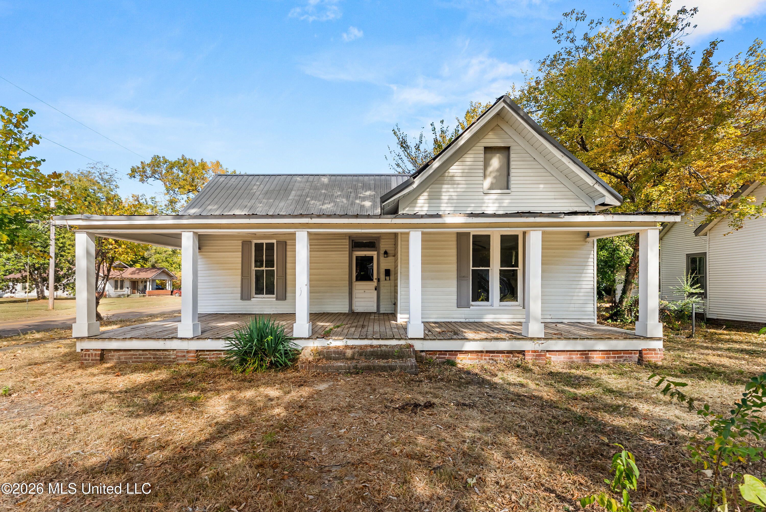 210 E Park Property Photo 1