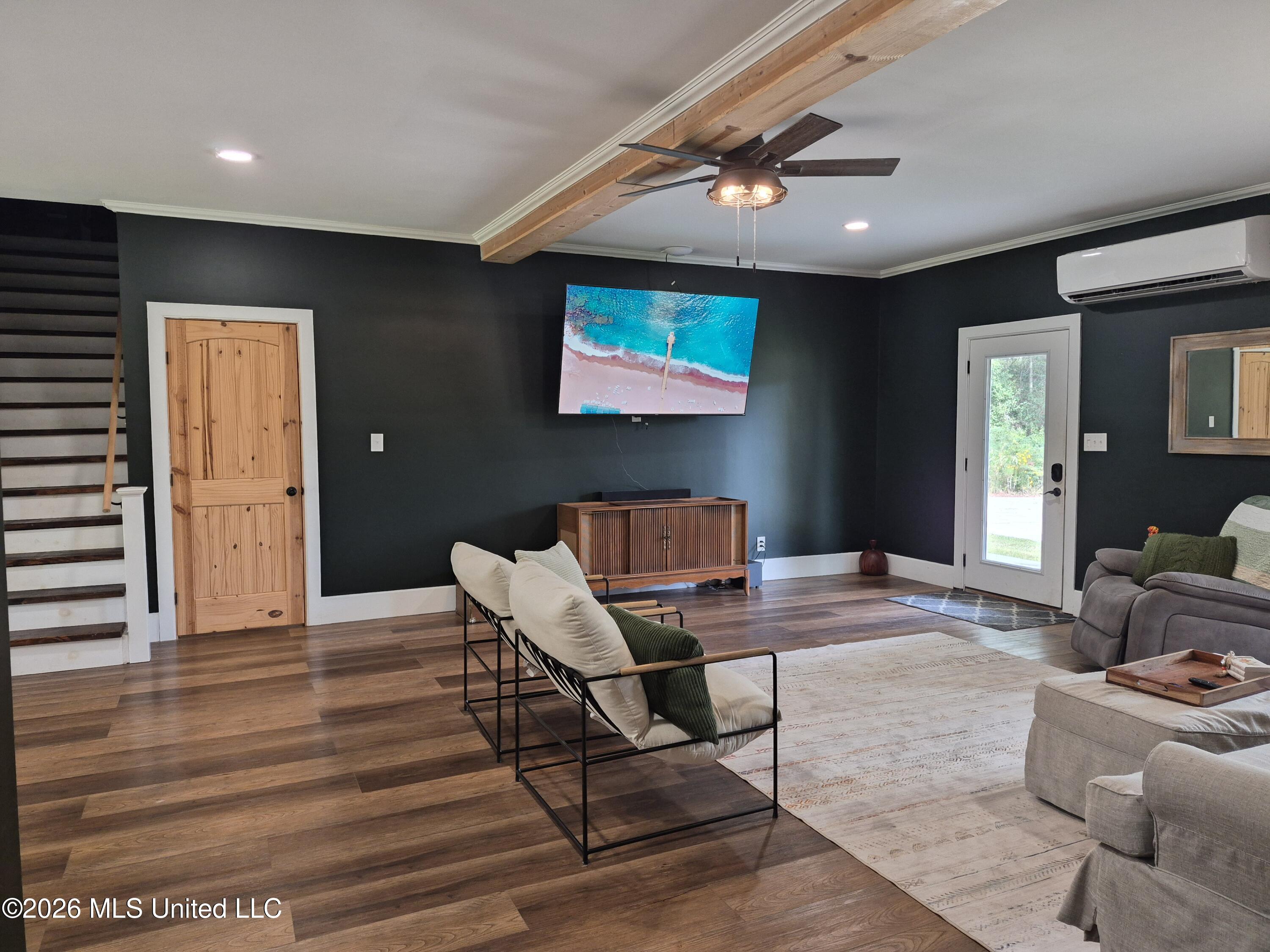 8129 Victoria Drive Property Photo 3