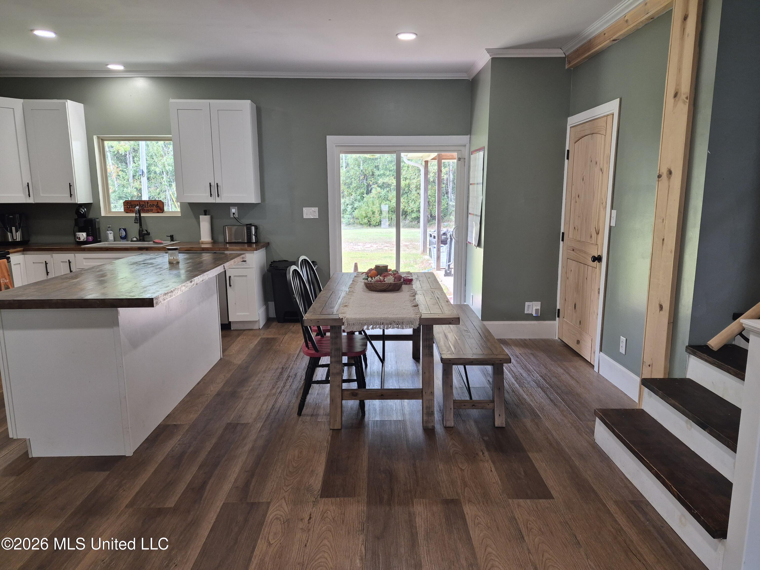 8129 Victoria Drive Property Photo 5