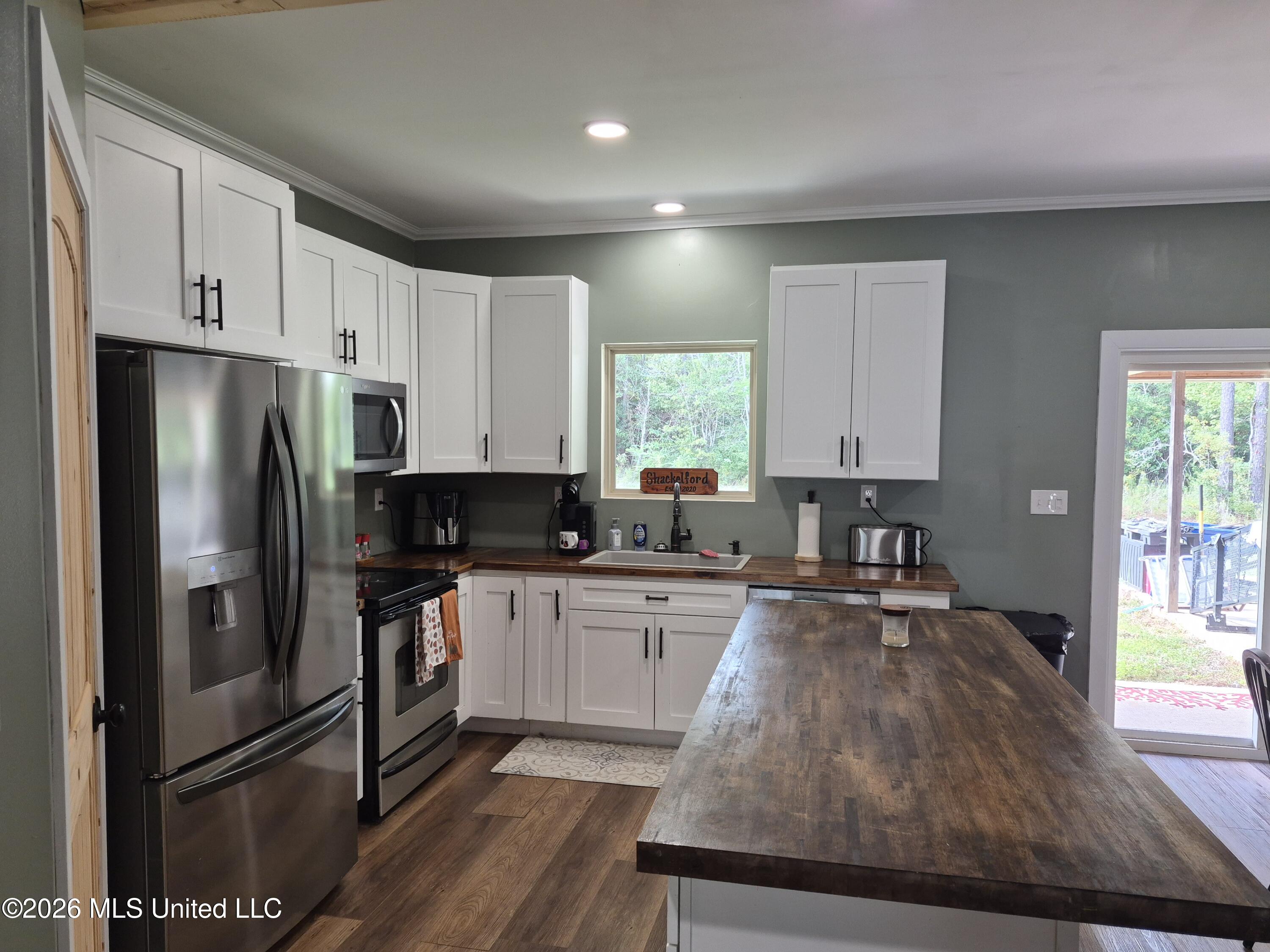 8129 Victoria Drive Property Photo 6