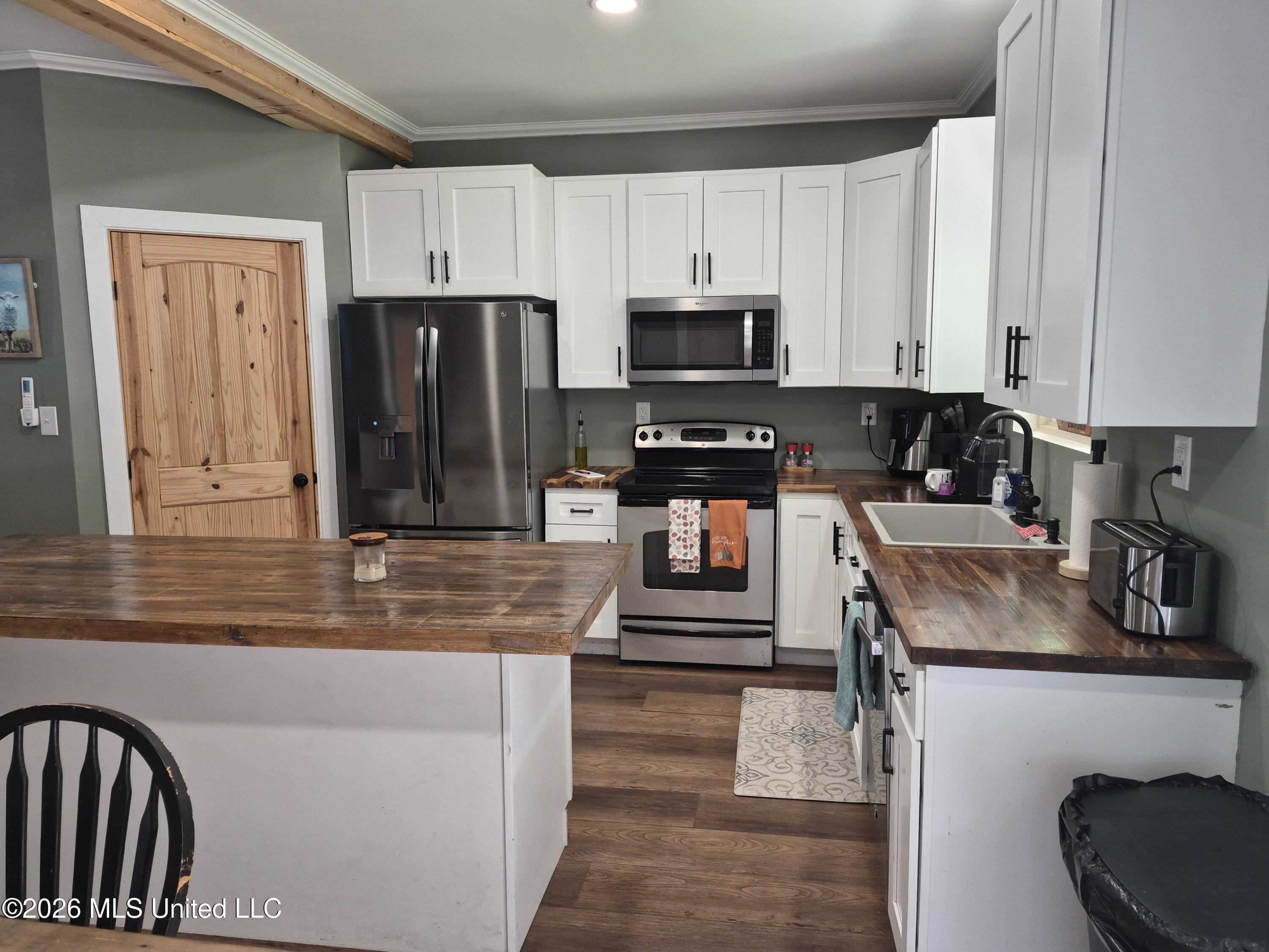 8129 Victoria Drive Property Photo 7
