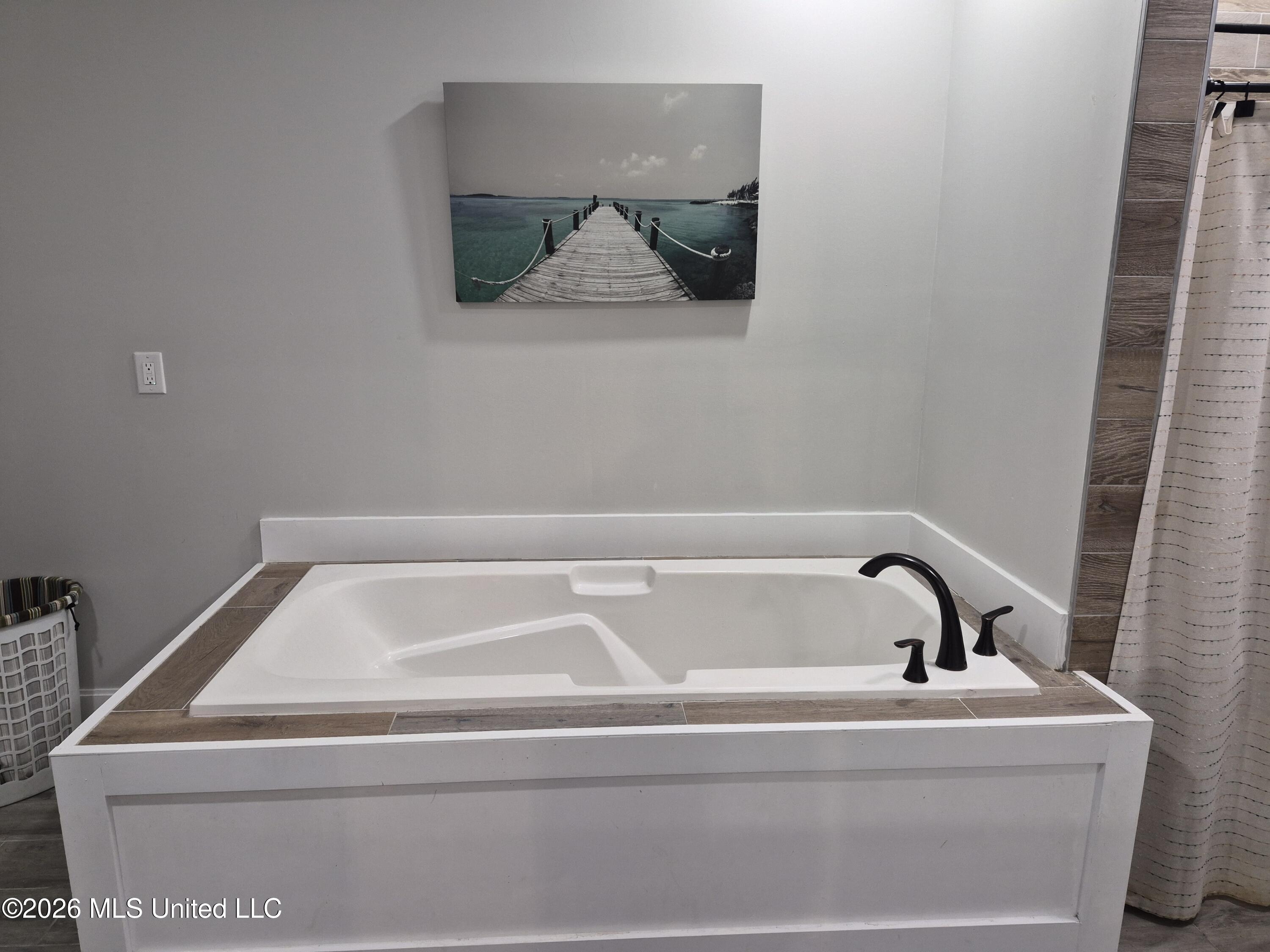 8129 Victoria Drive Property Photo 16