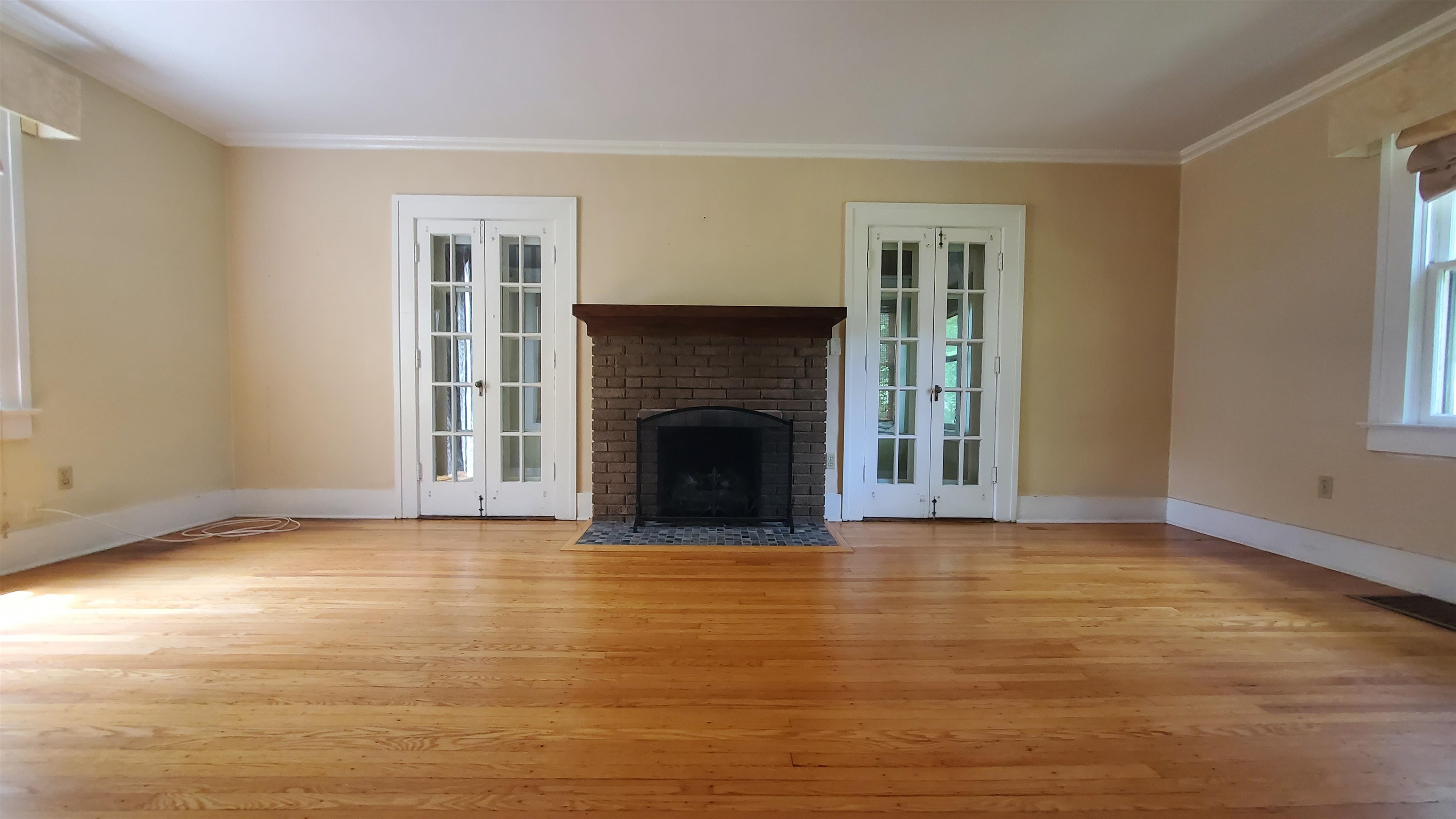 447 Englewood Court Property Photo 6