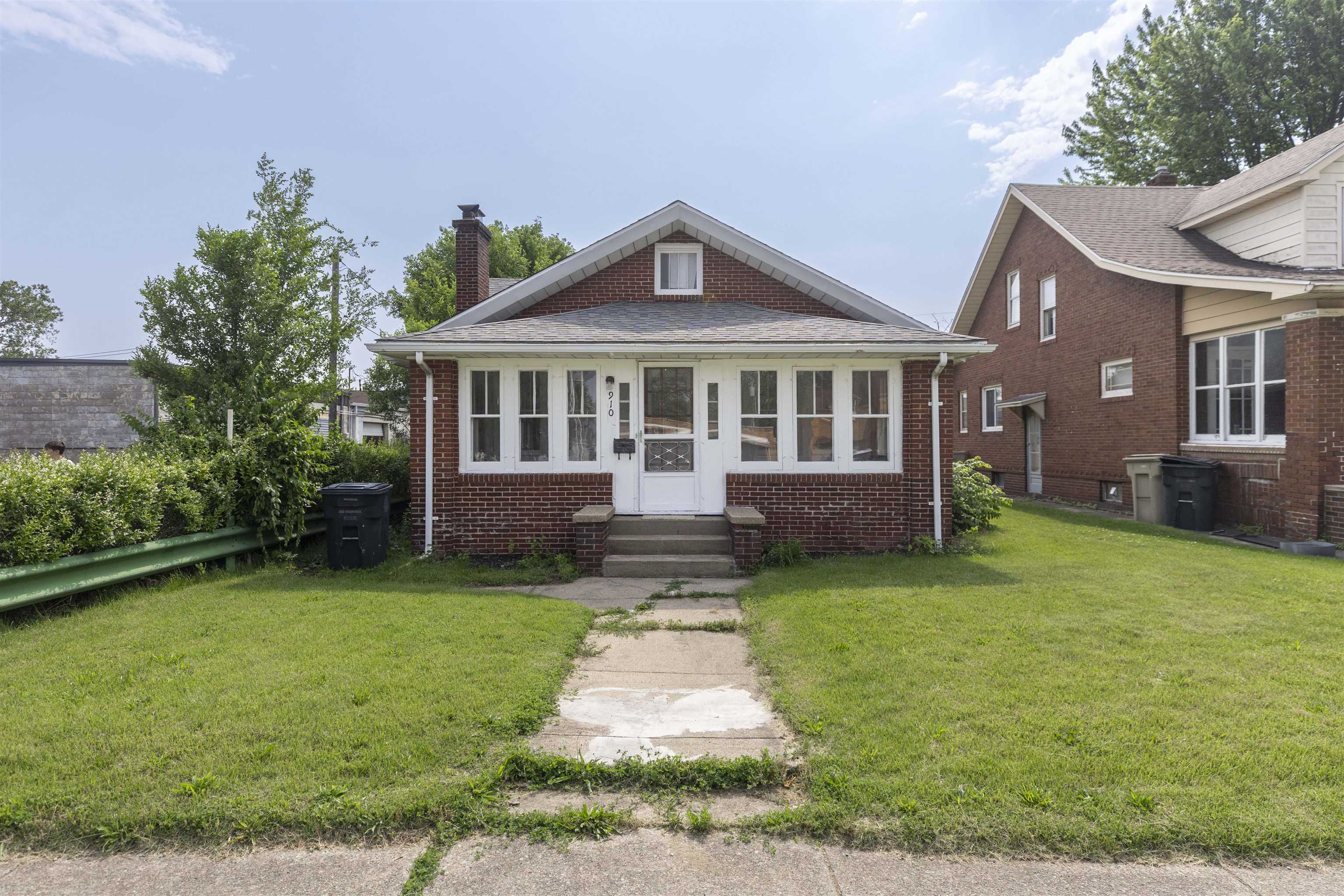 910 S Twyckenham Drive Property Photo 1