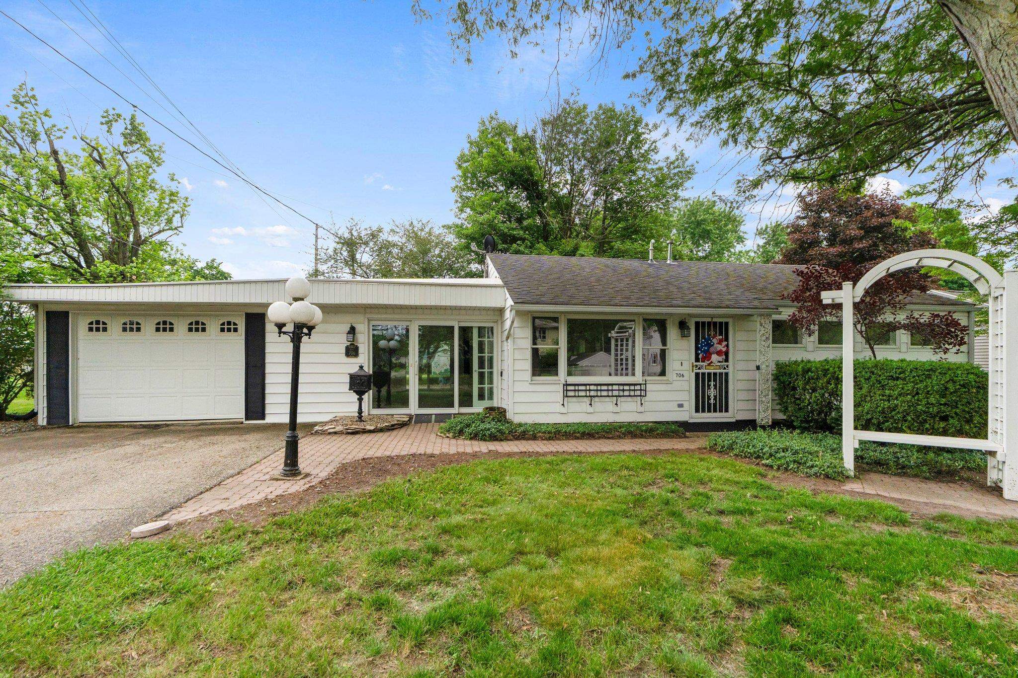 706 N Elm Street Property Photo 1