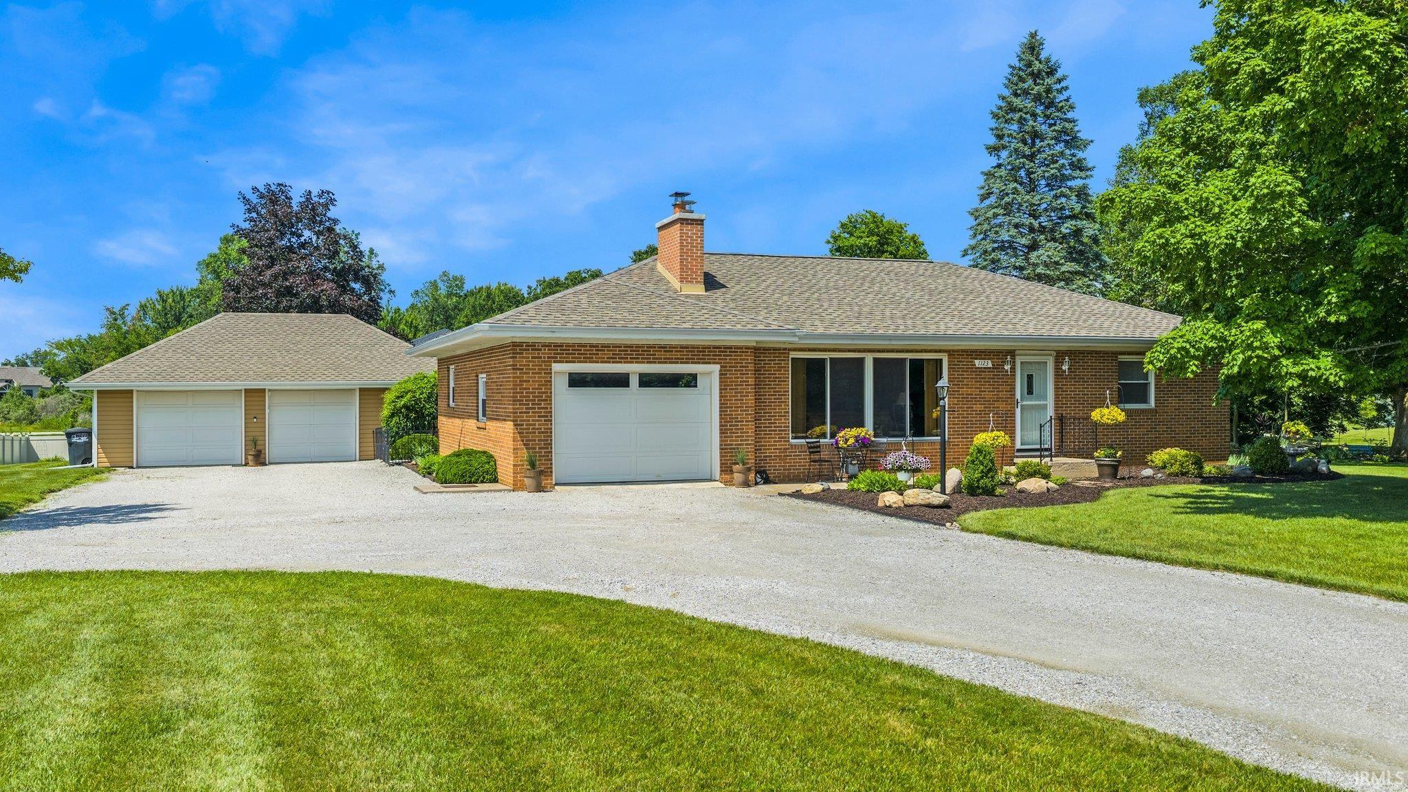1123 E Gump Road Property Photo 1