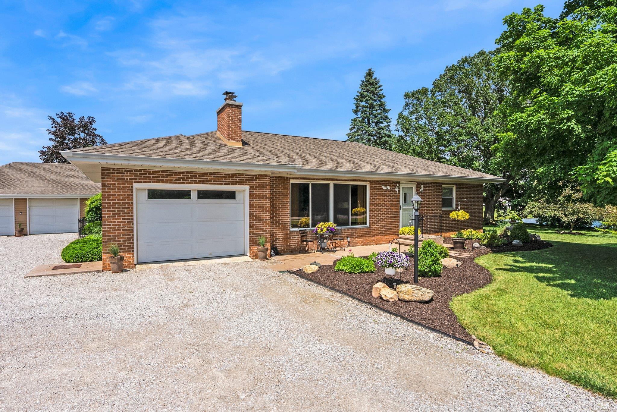 1123 E Gump Road Property Photo 2