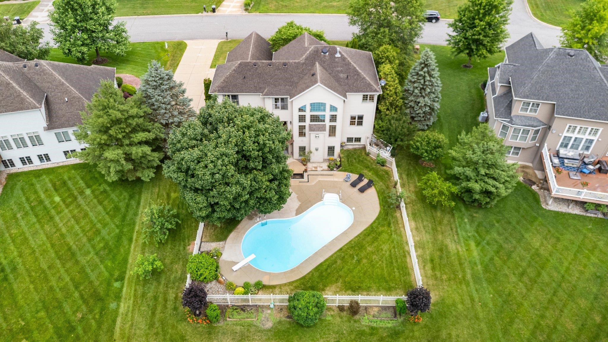 10080 Pemburry Drive Property Photo 3