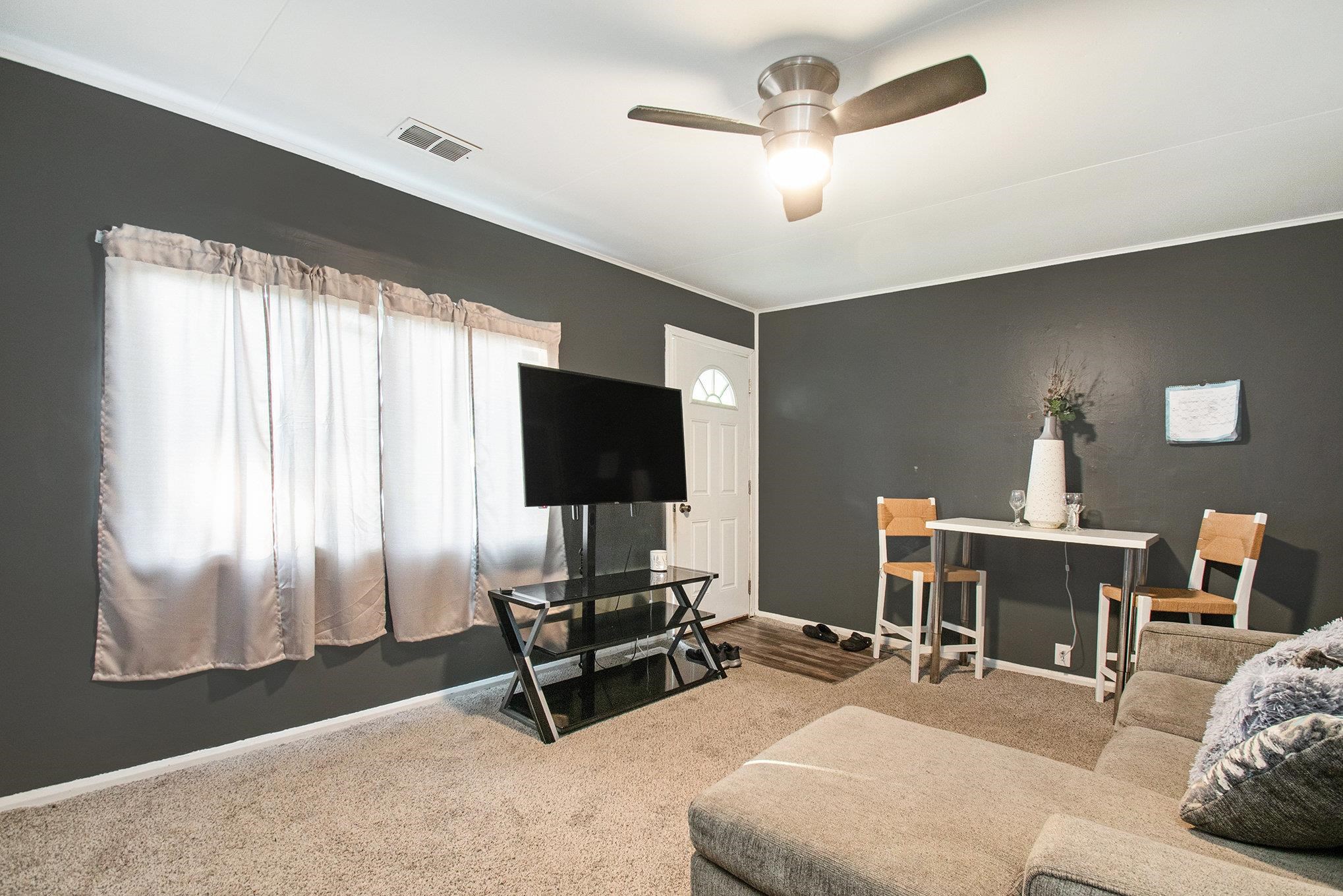 261 N Kenmore Street Property Photo 5