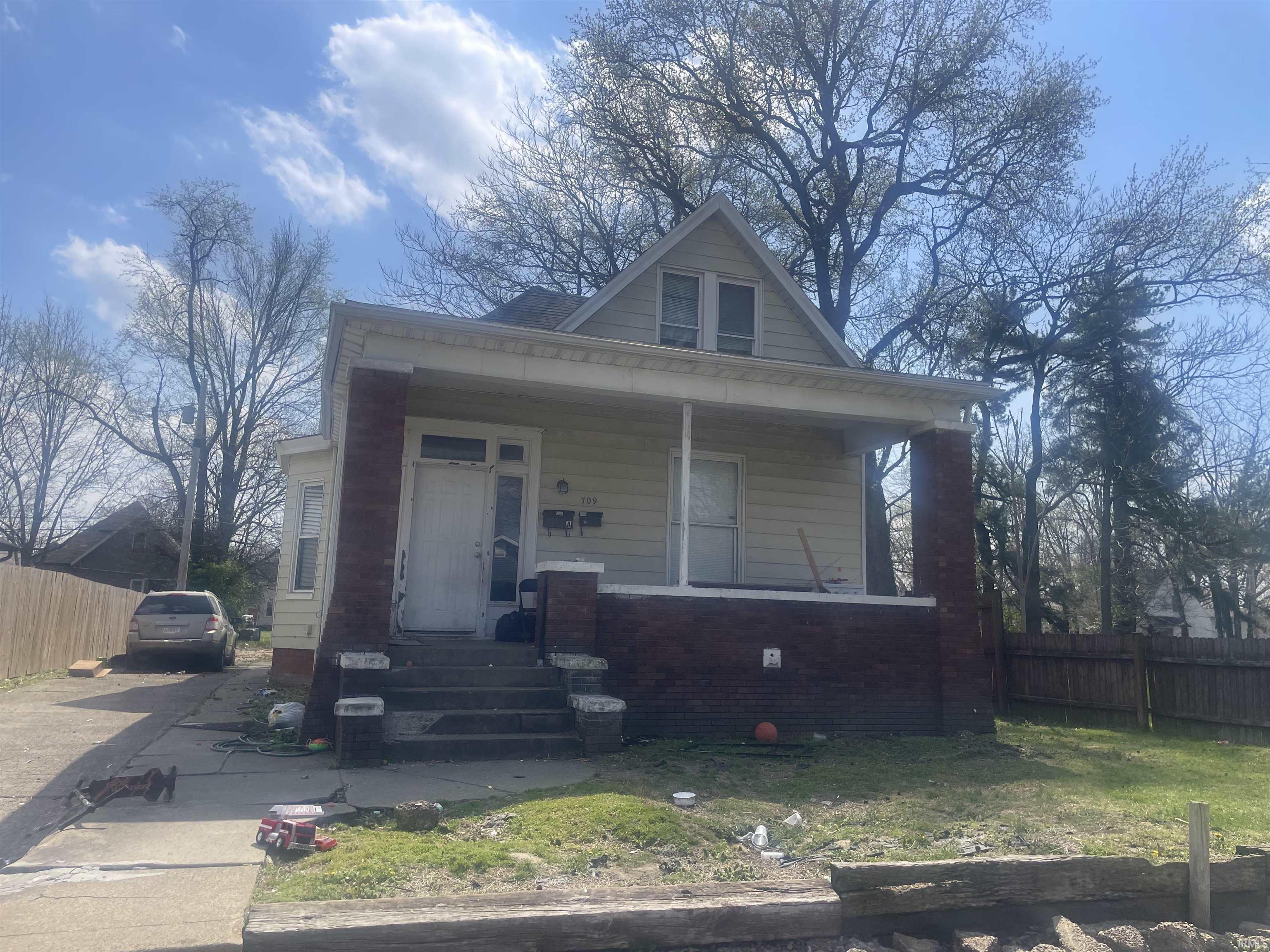 709 E Powell Avenue Property Photo 1