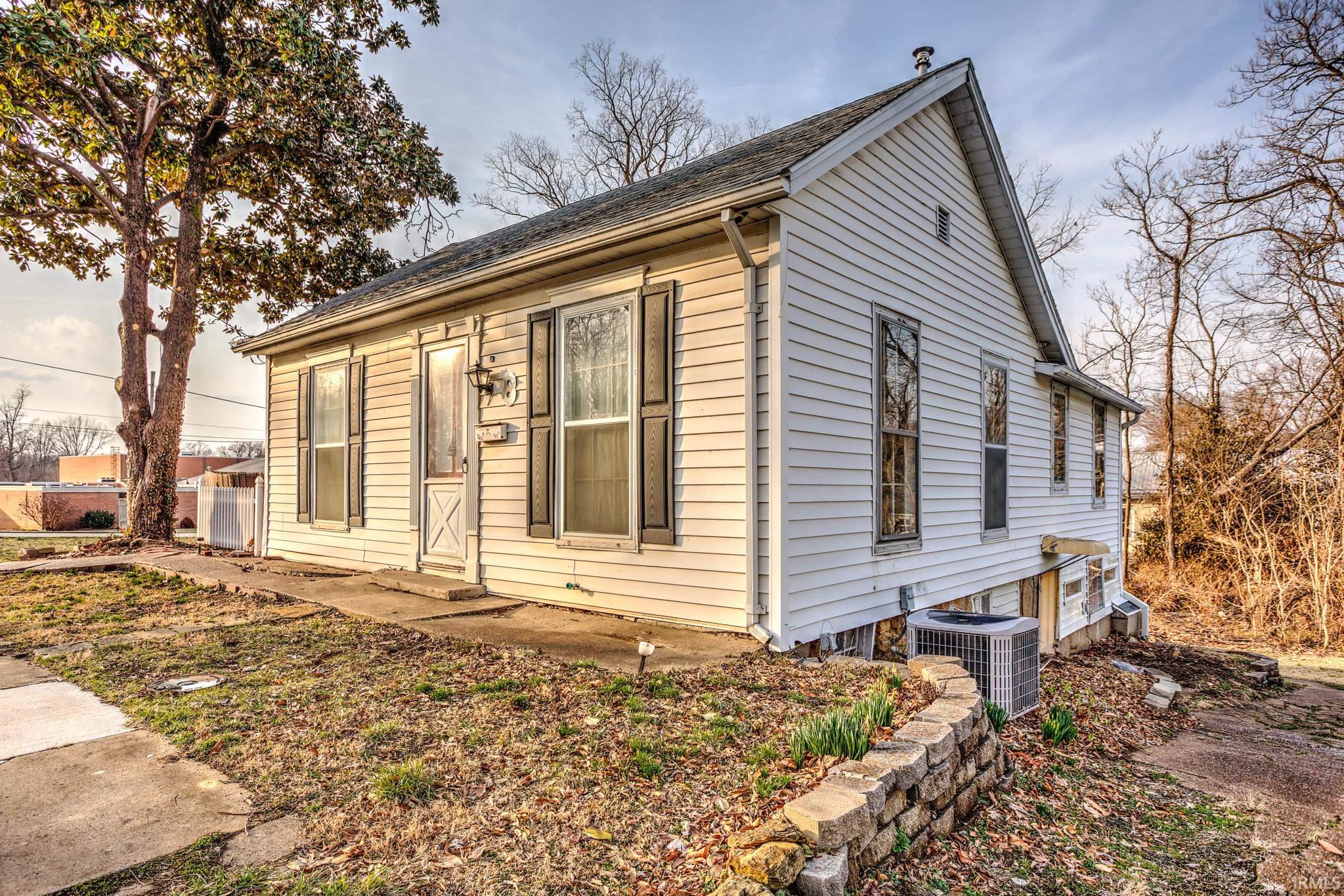 8 E Gray Street Property Photo 1