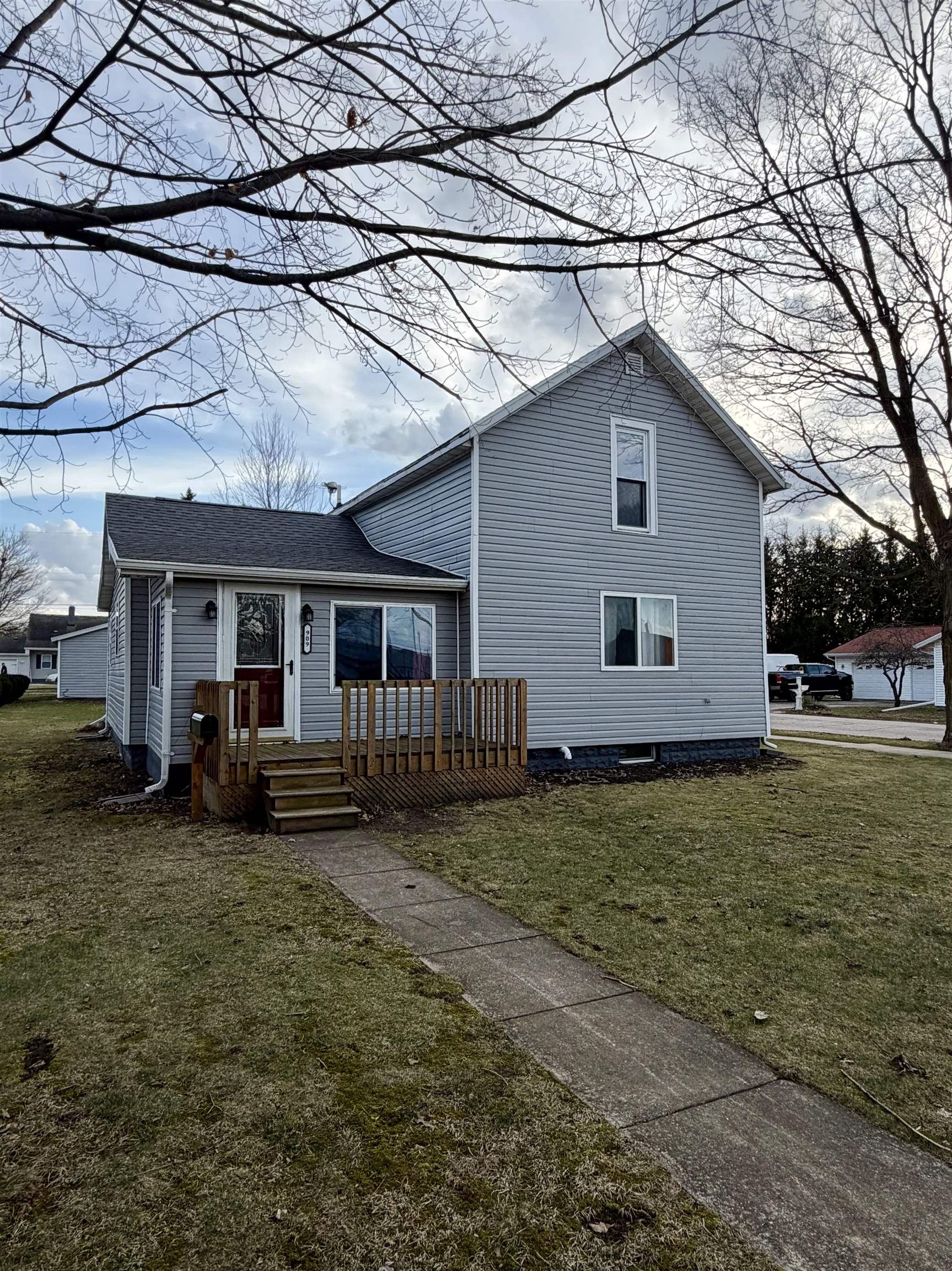 909 Illinois Street Property Photo 1