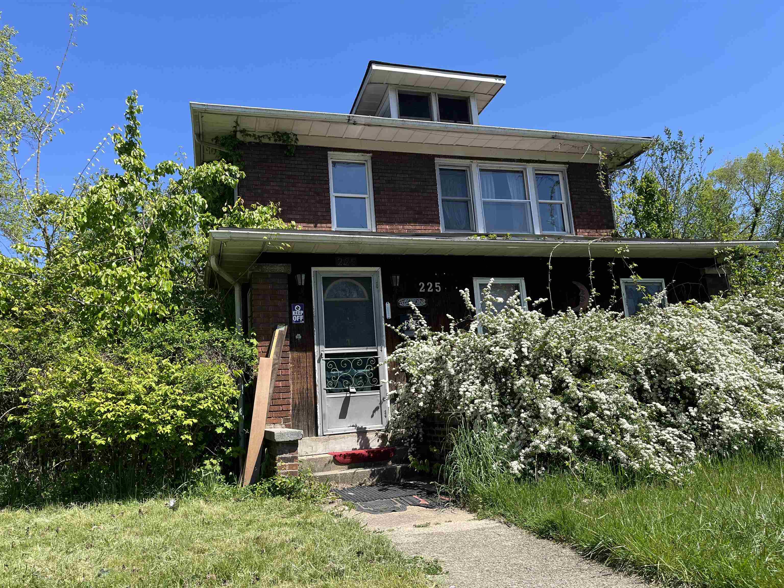 225 E Donald Street Property Photo 1