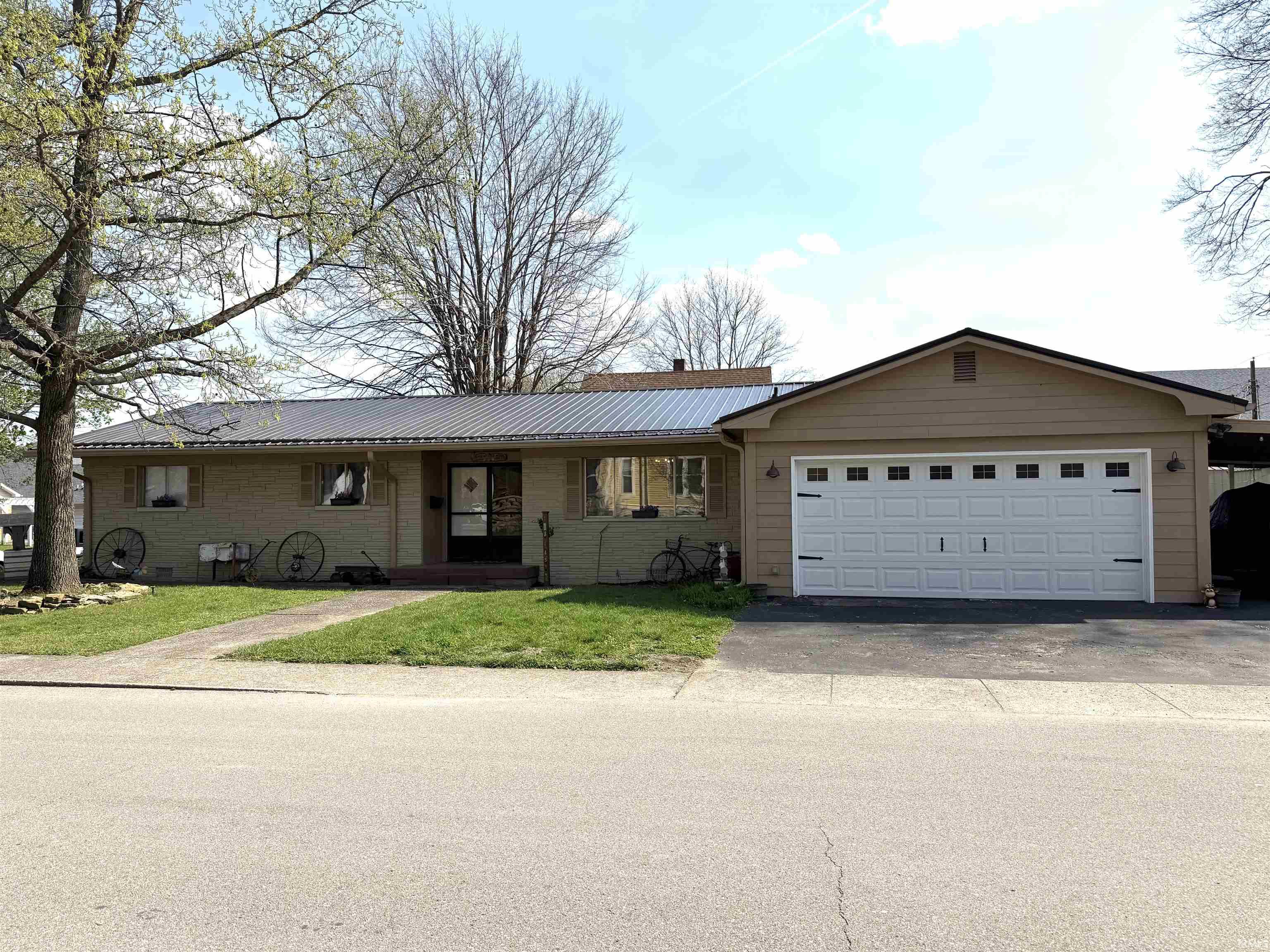 168 E North Street Property Photo 1
