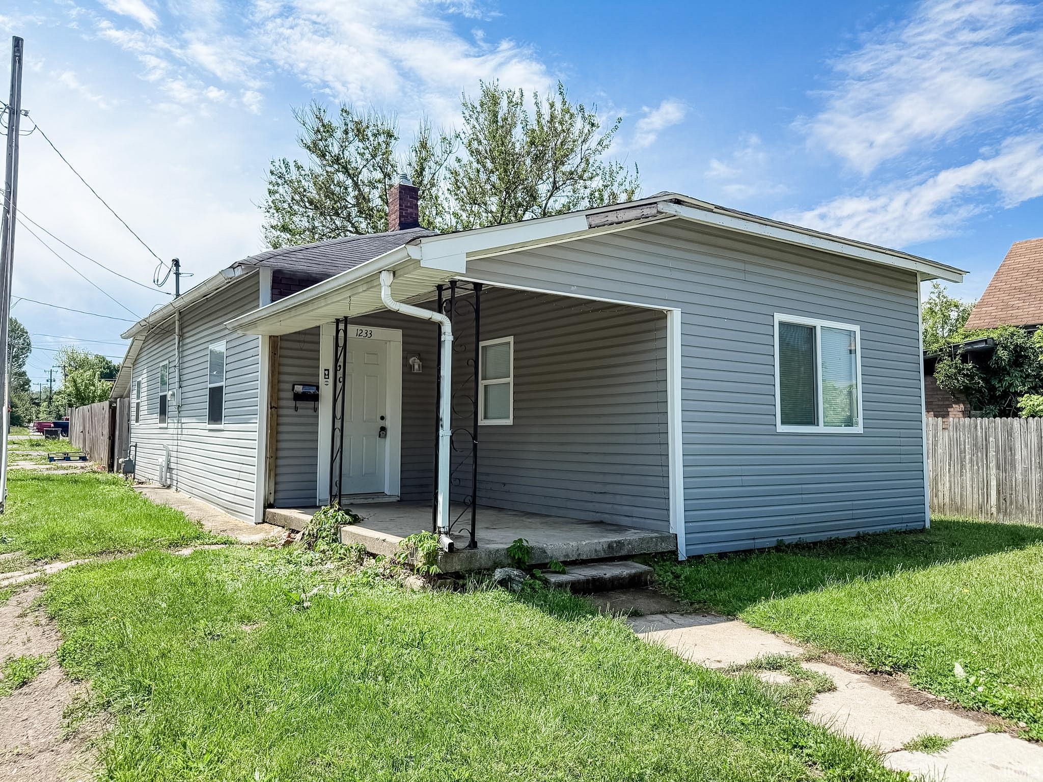 1233 E Murden Street Property Photo 1