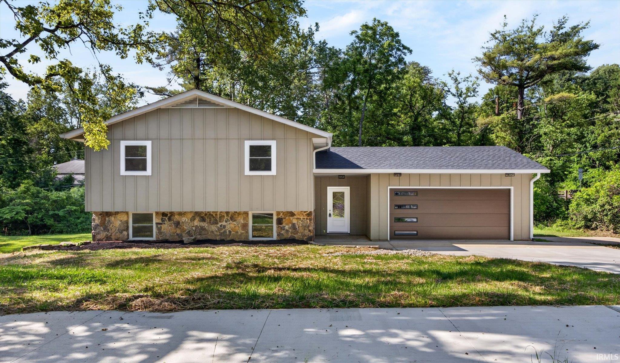 2102 E Wimbleton Lane Property Photo 1