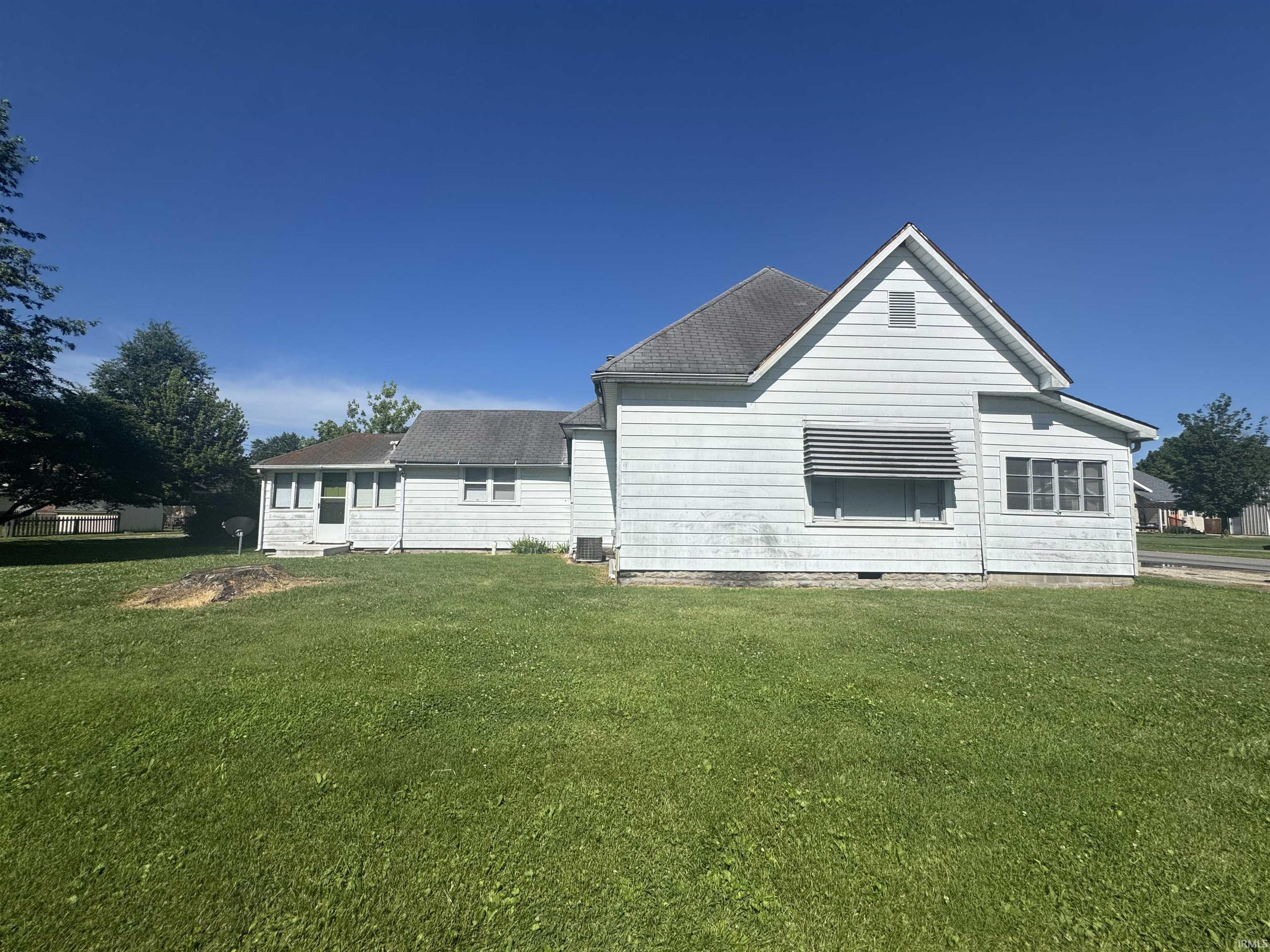 689 Ne E Street Property Photo 1