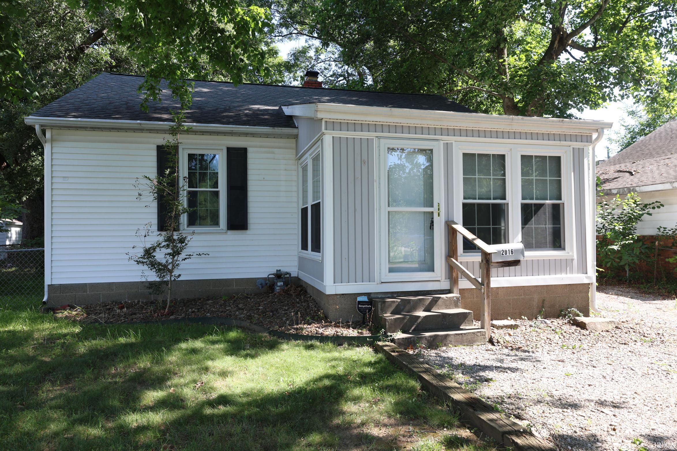 2016 E Riverside Drive Property Photo 1