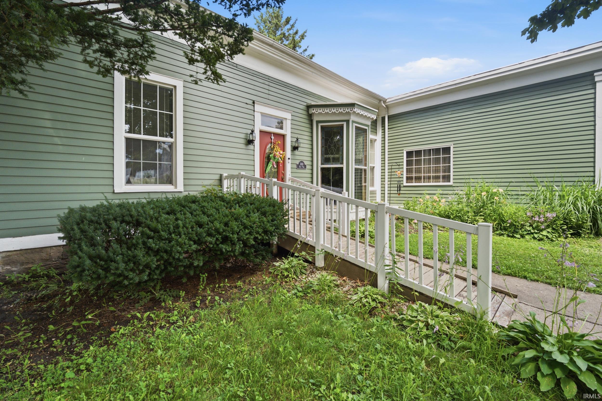 300 E Pike Street Property Photo 1